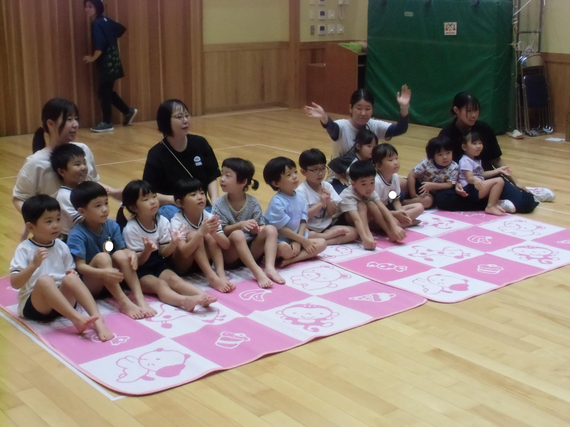 手遊びを楽しむ様子