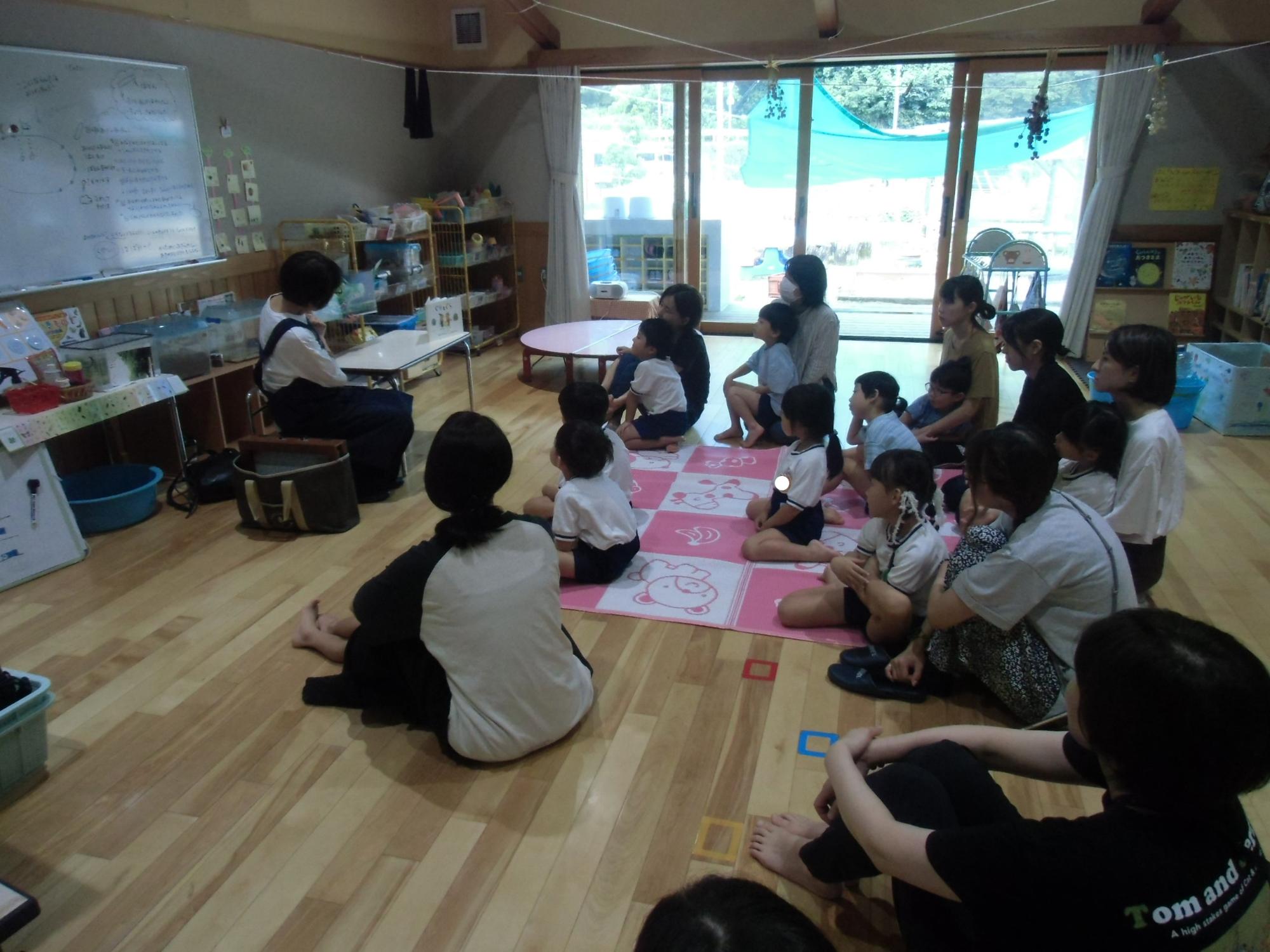 読み聞かせの様子