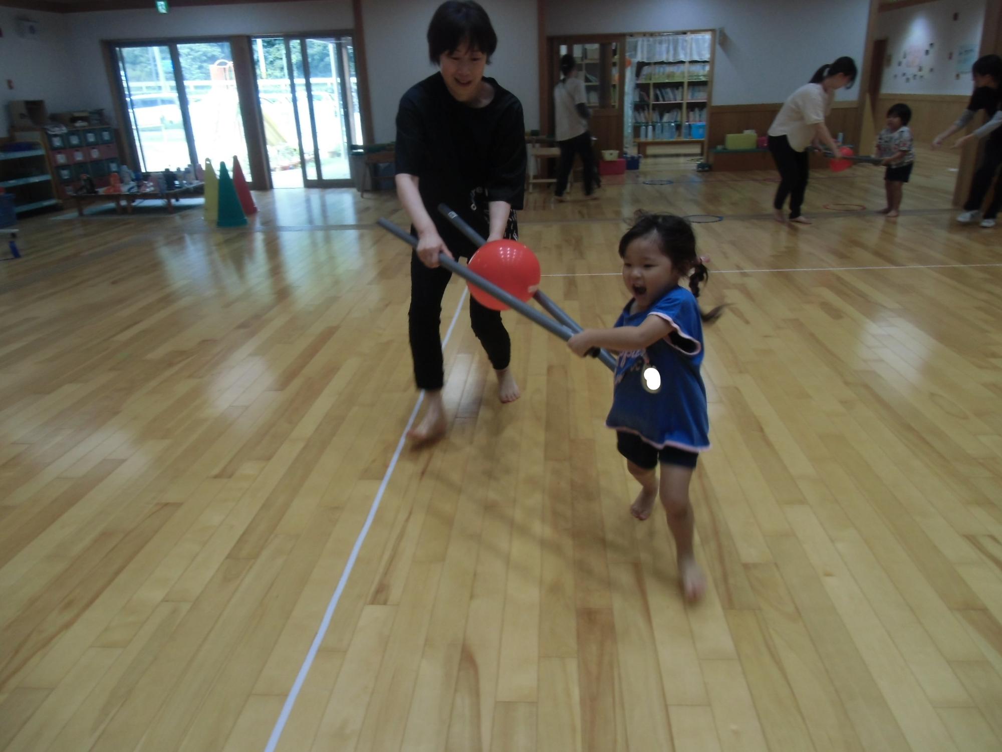 風船運びの様子