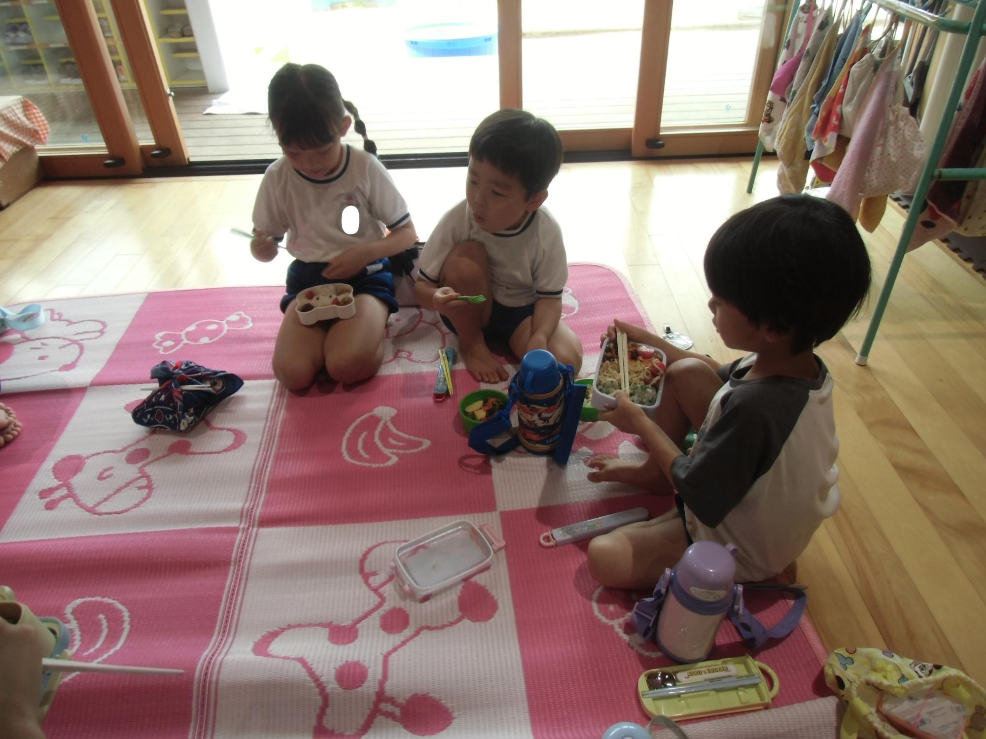 おいしく食べる様子