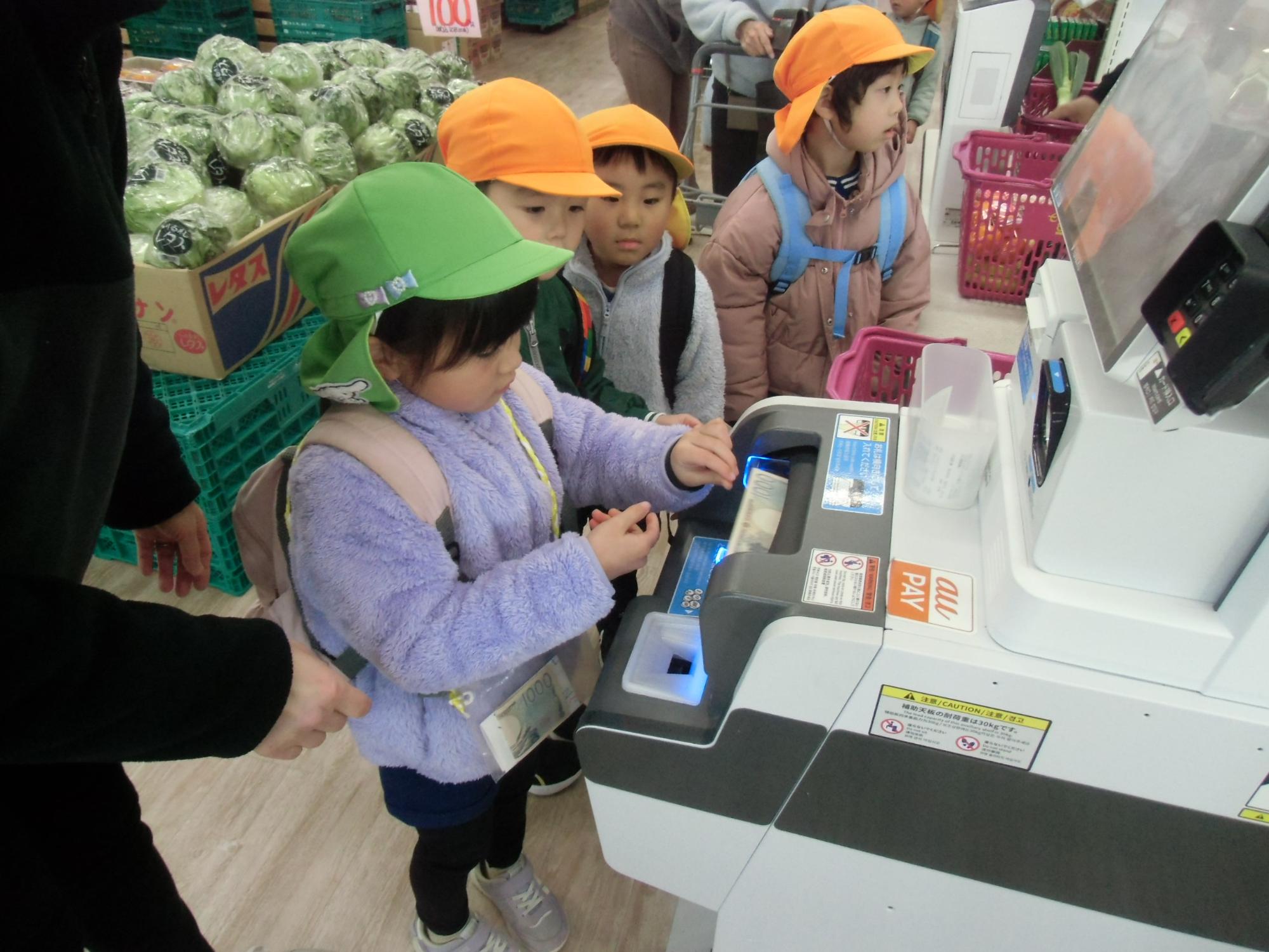 支払いをする様子