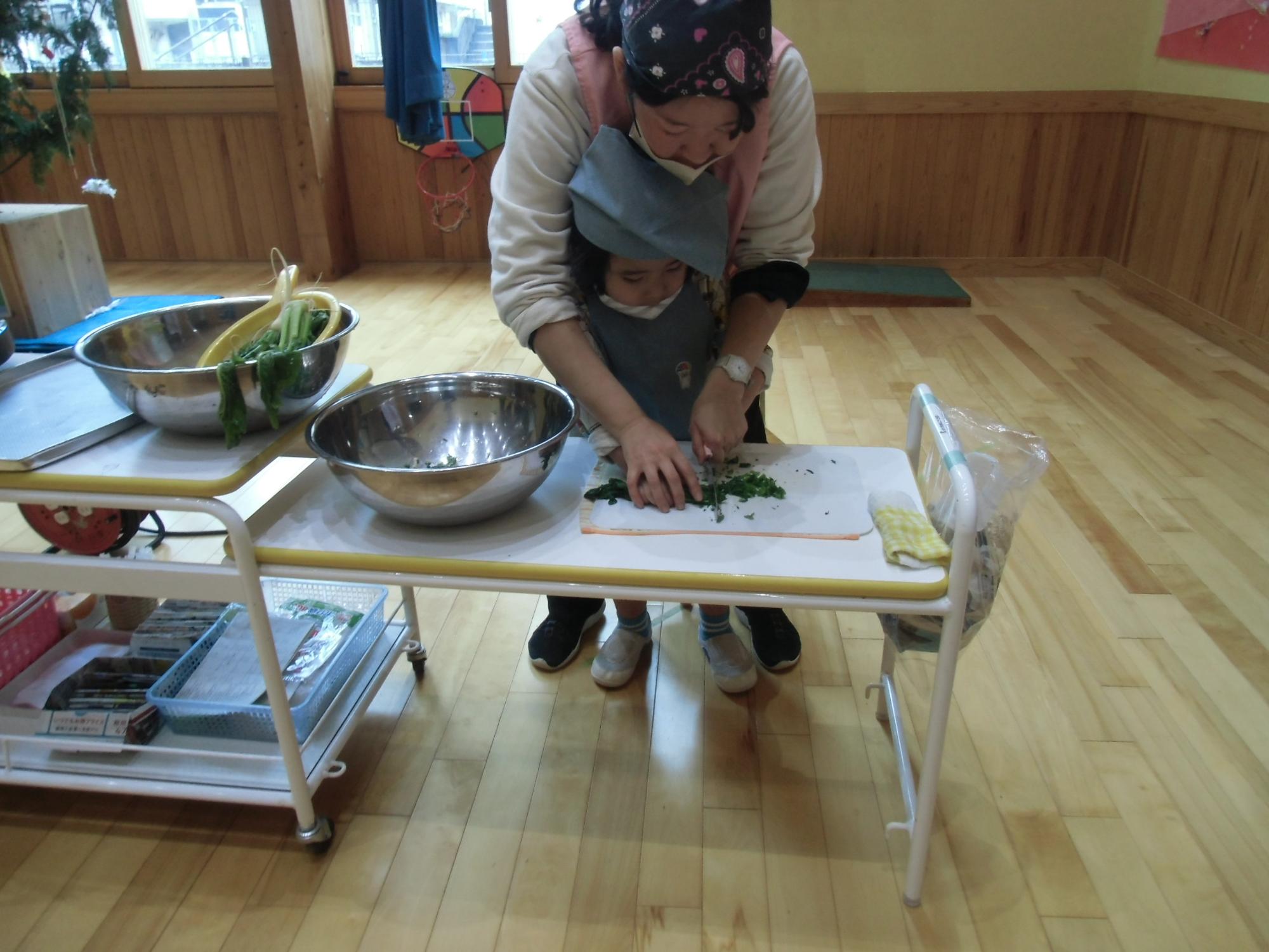 包丁を使って切る様子