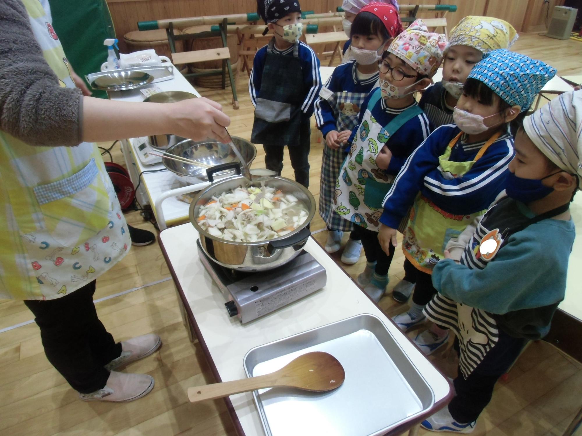 豚汁を作る様子