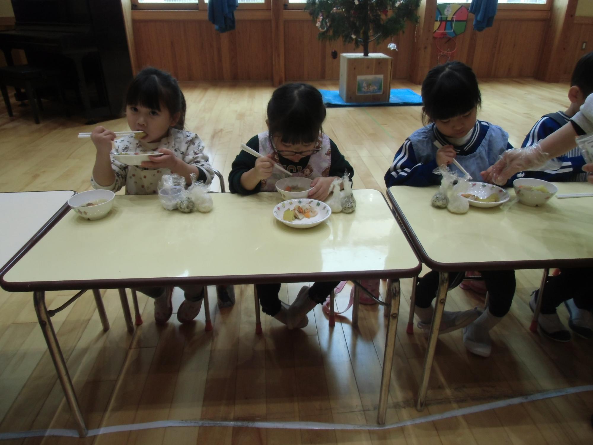 皆で食べる様子