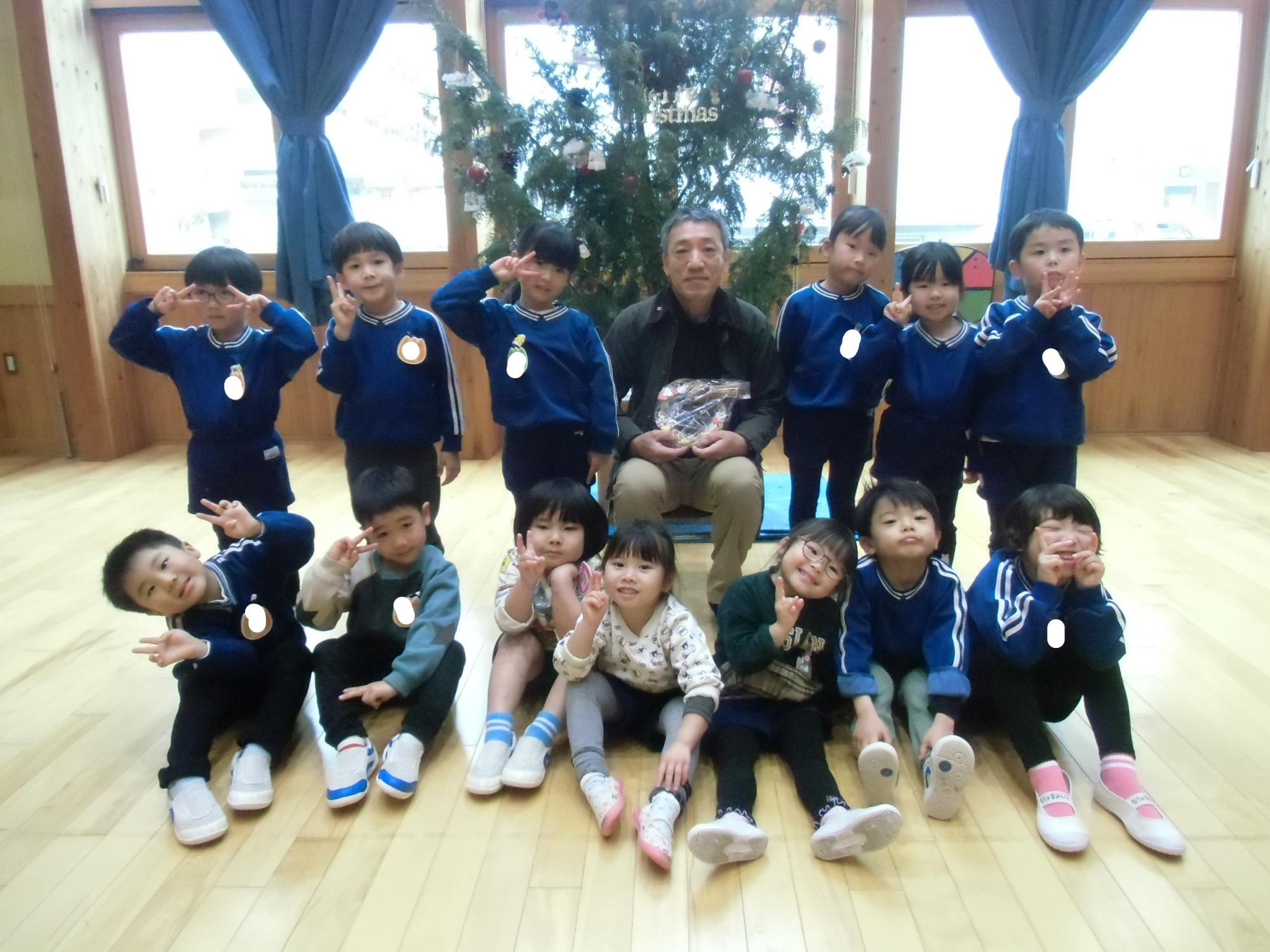 皆で写真を撮る様子