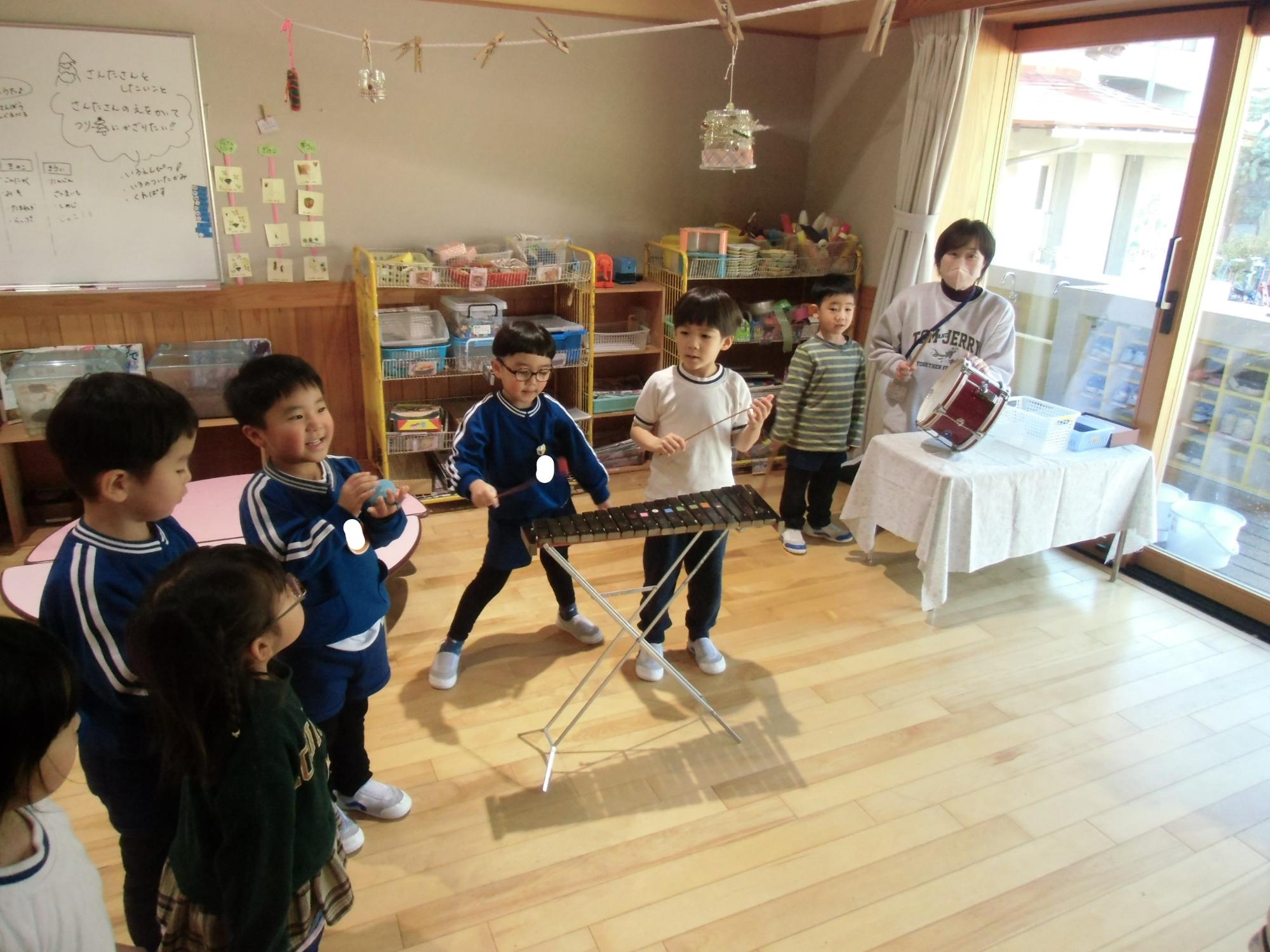 木琴を叩く様子