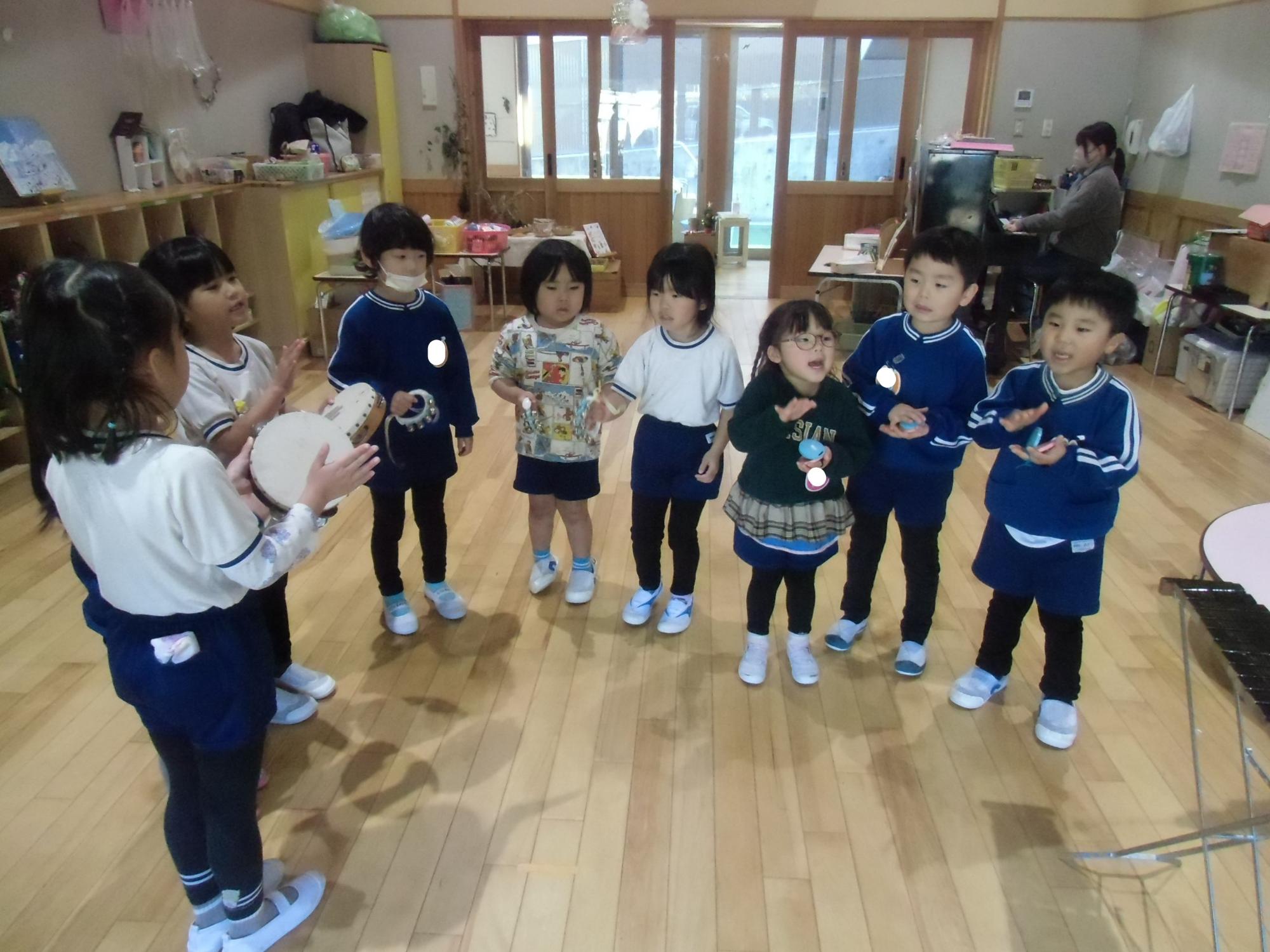 大きな口で歌うこども達