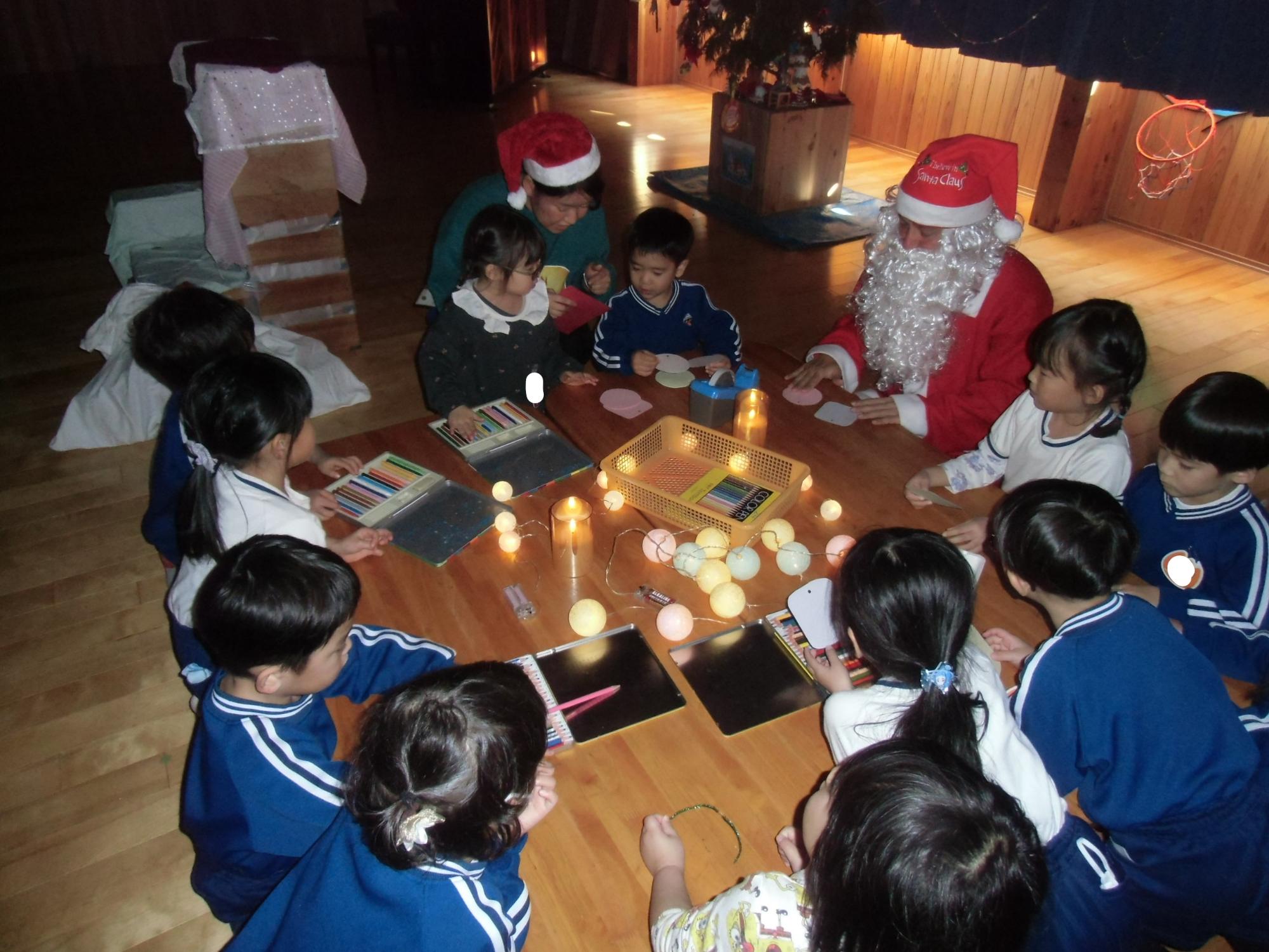 お絵描きをする様子