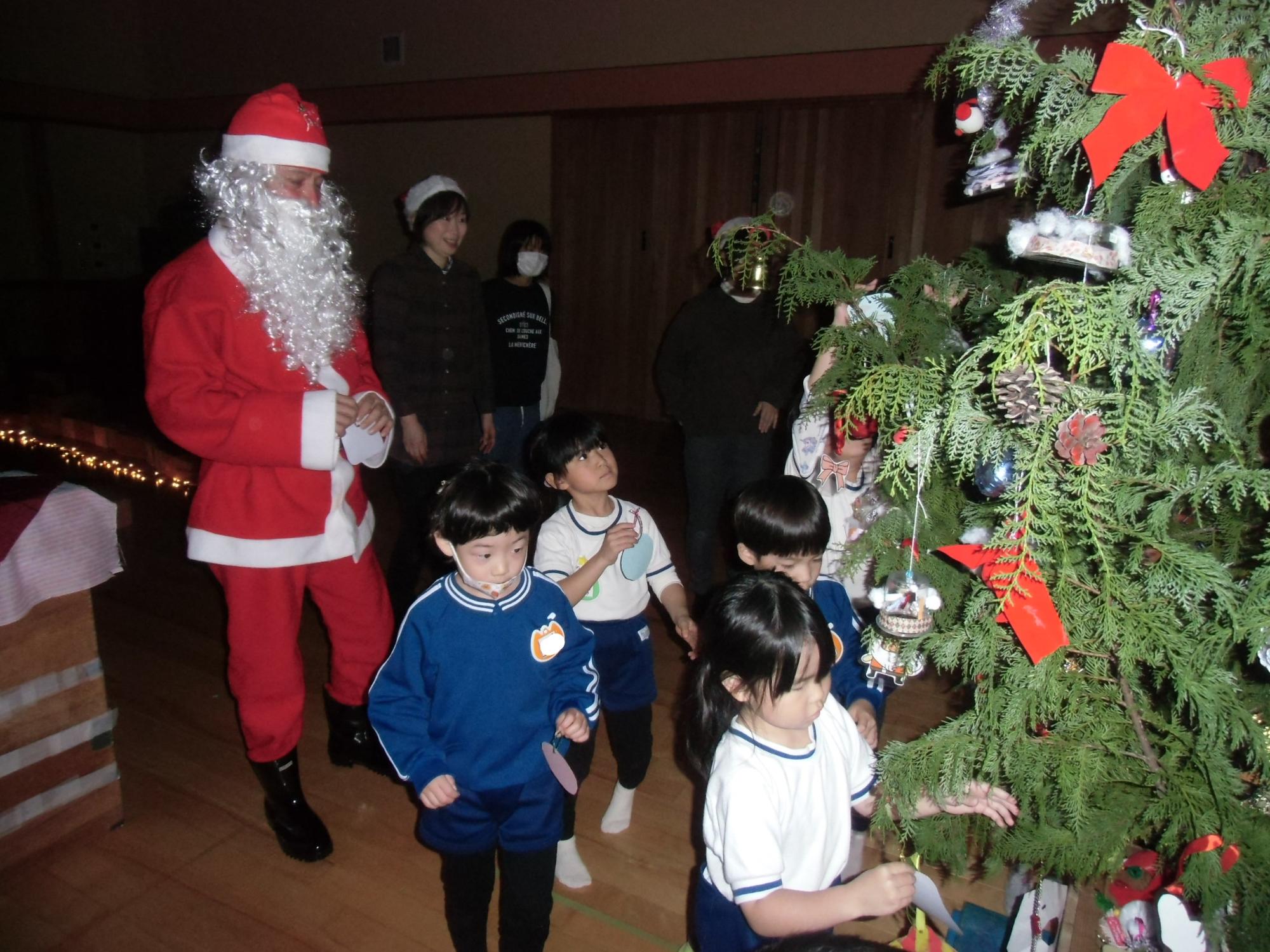 飾りを飾る様子