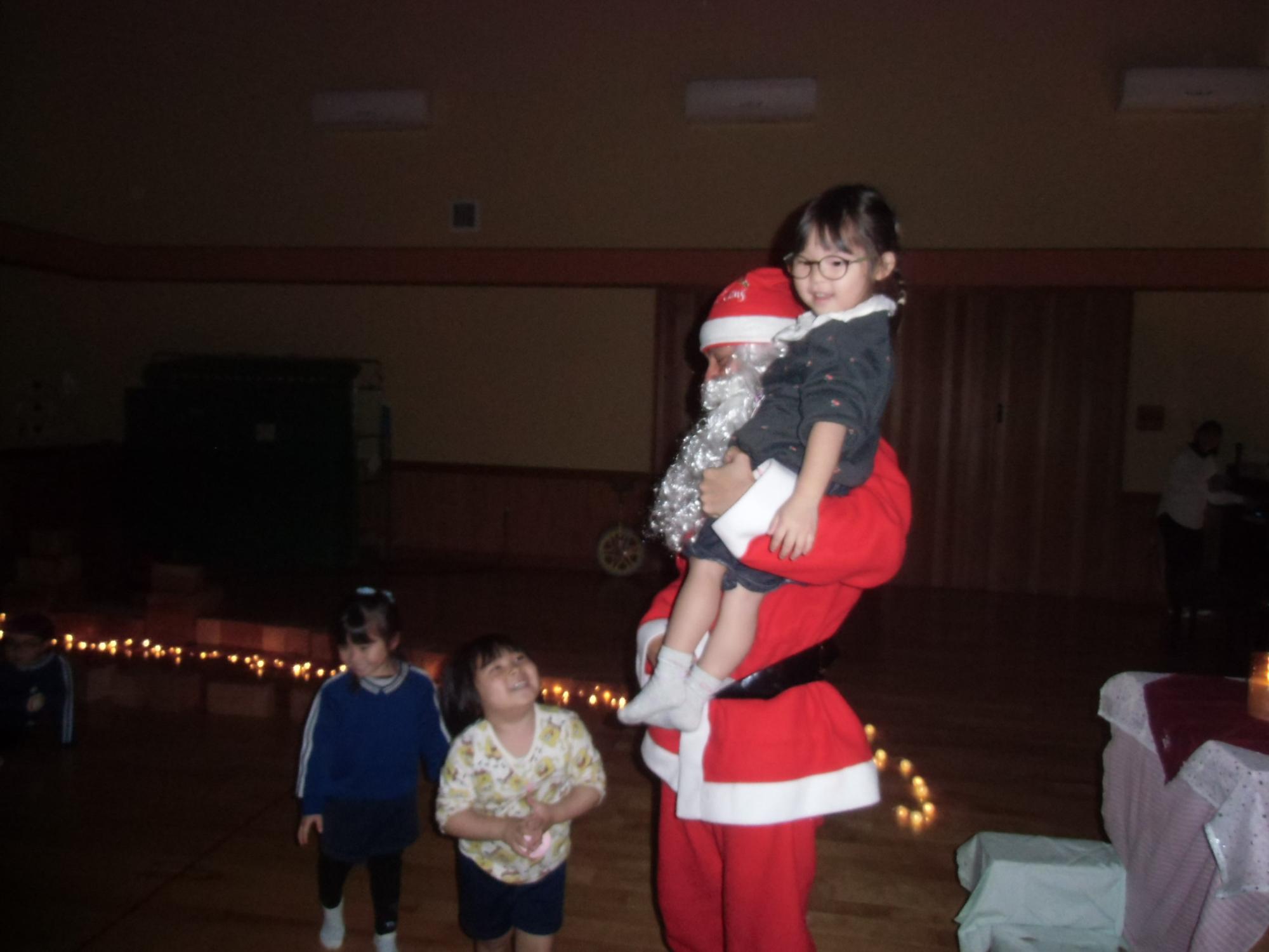 抱っこしてもらう様子