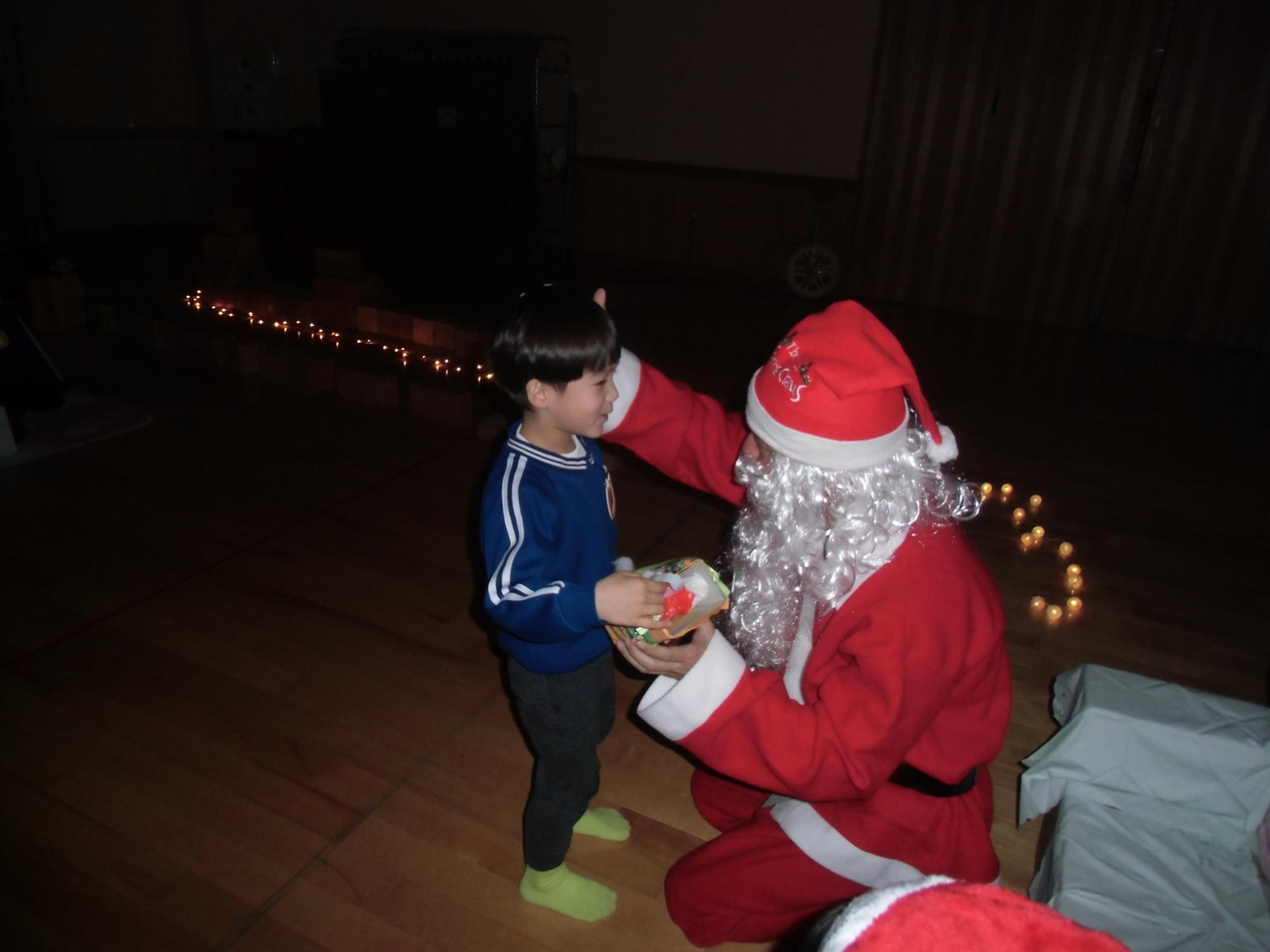 贈り物を受け取る様子