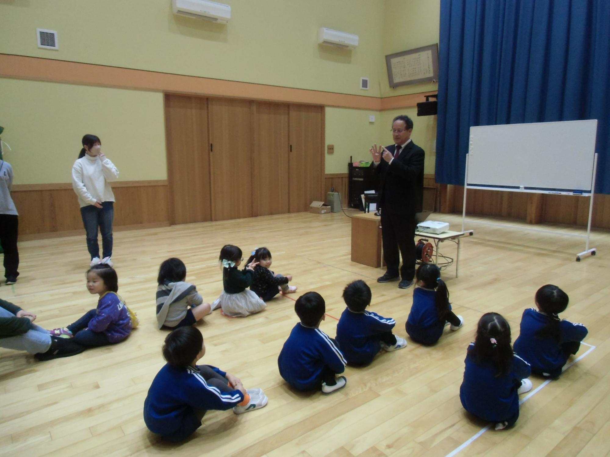 園長の話を聞く様子