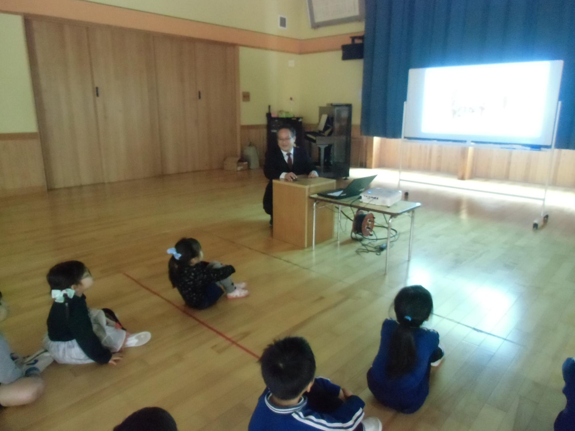 スライドを見る様子