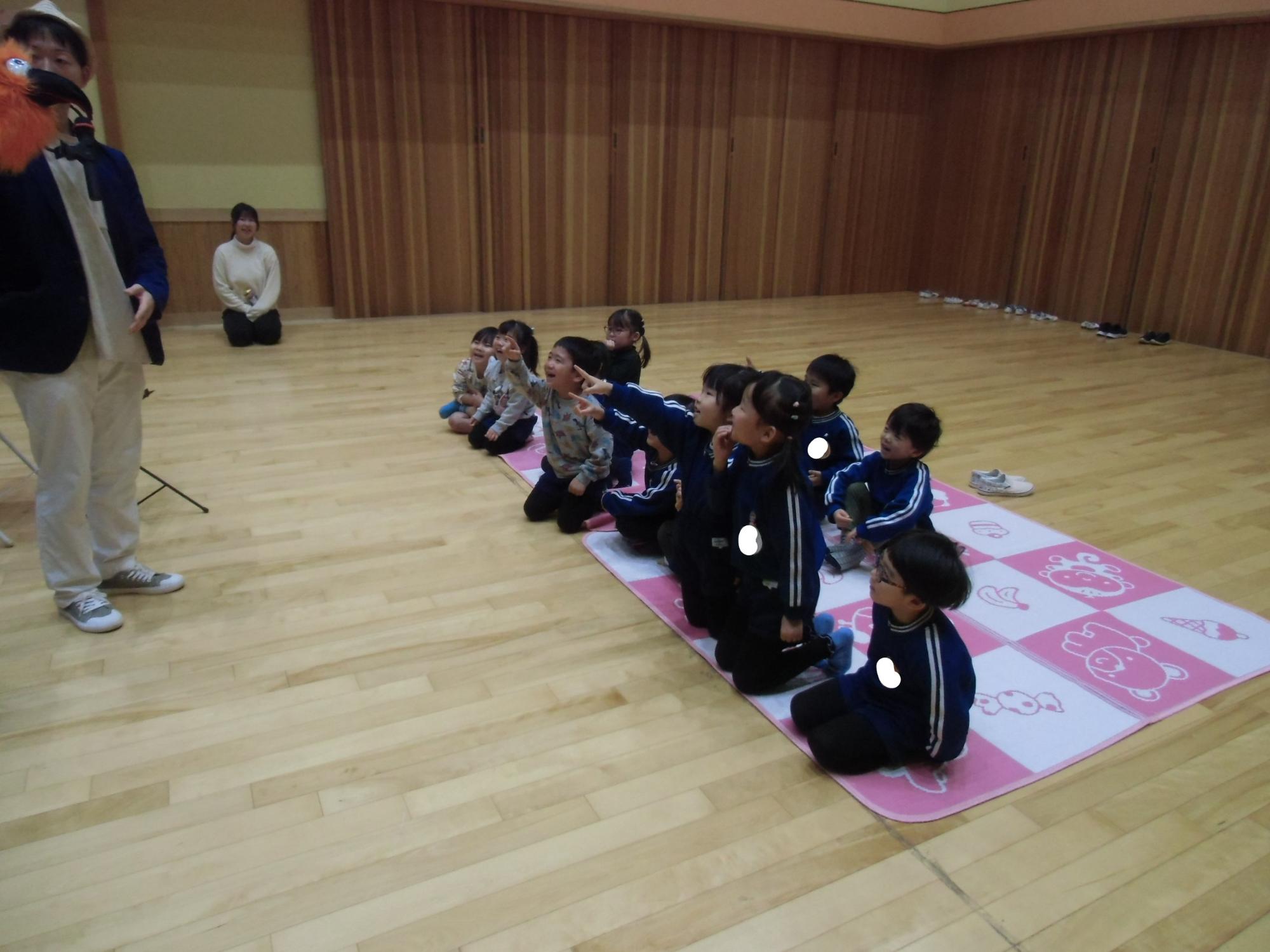 マジックショーを見る様子