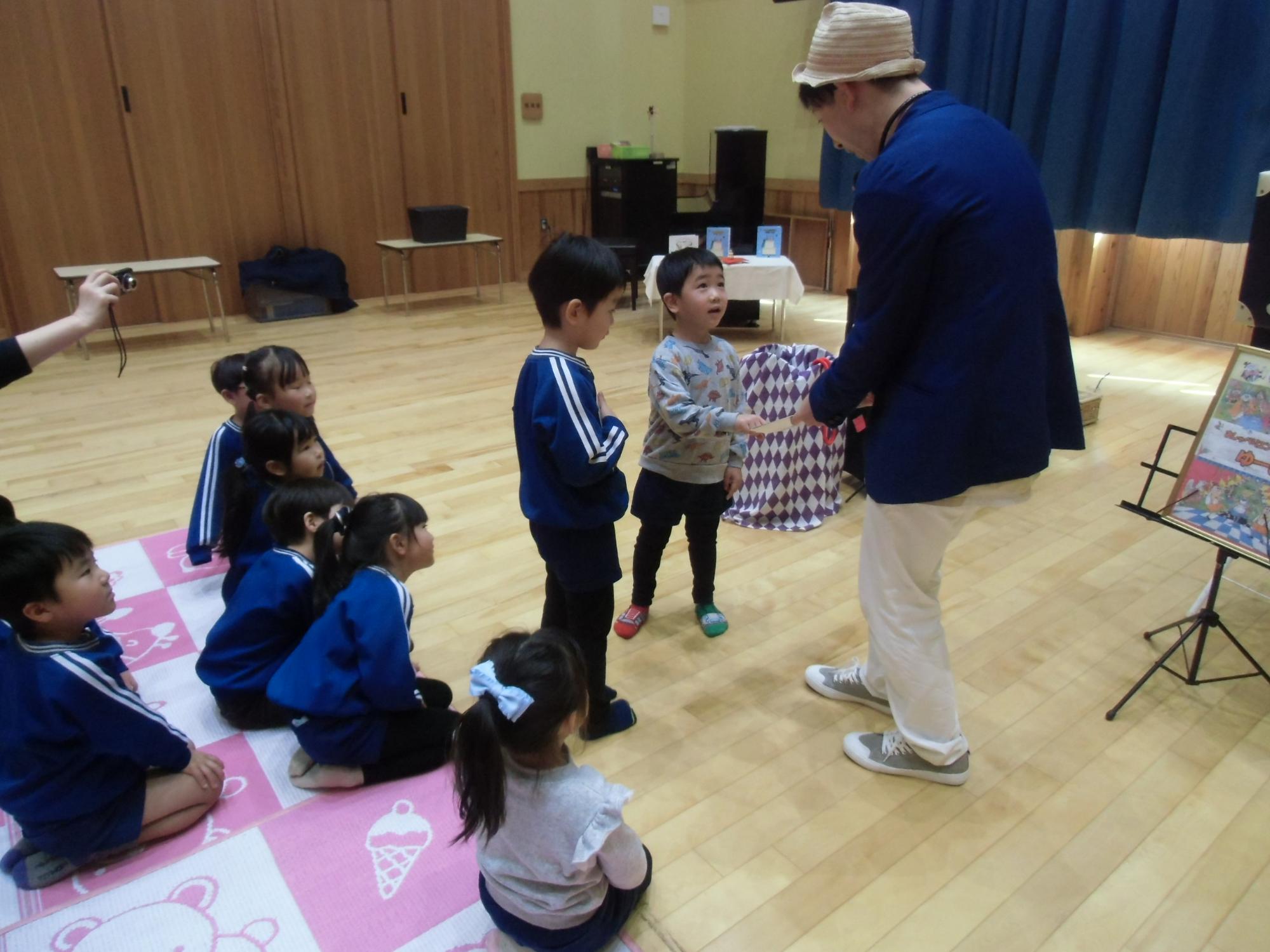 マジックを手伝う様子