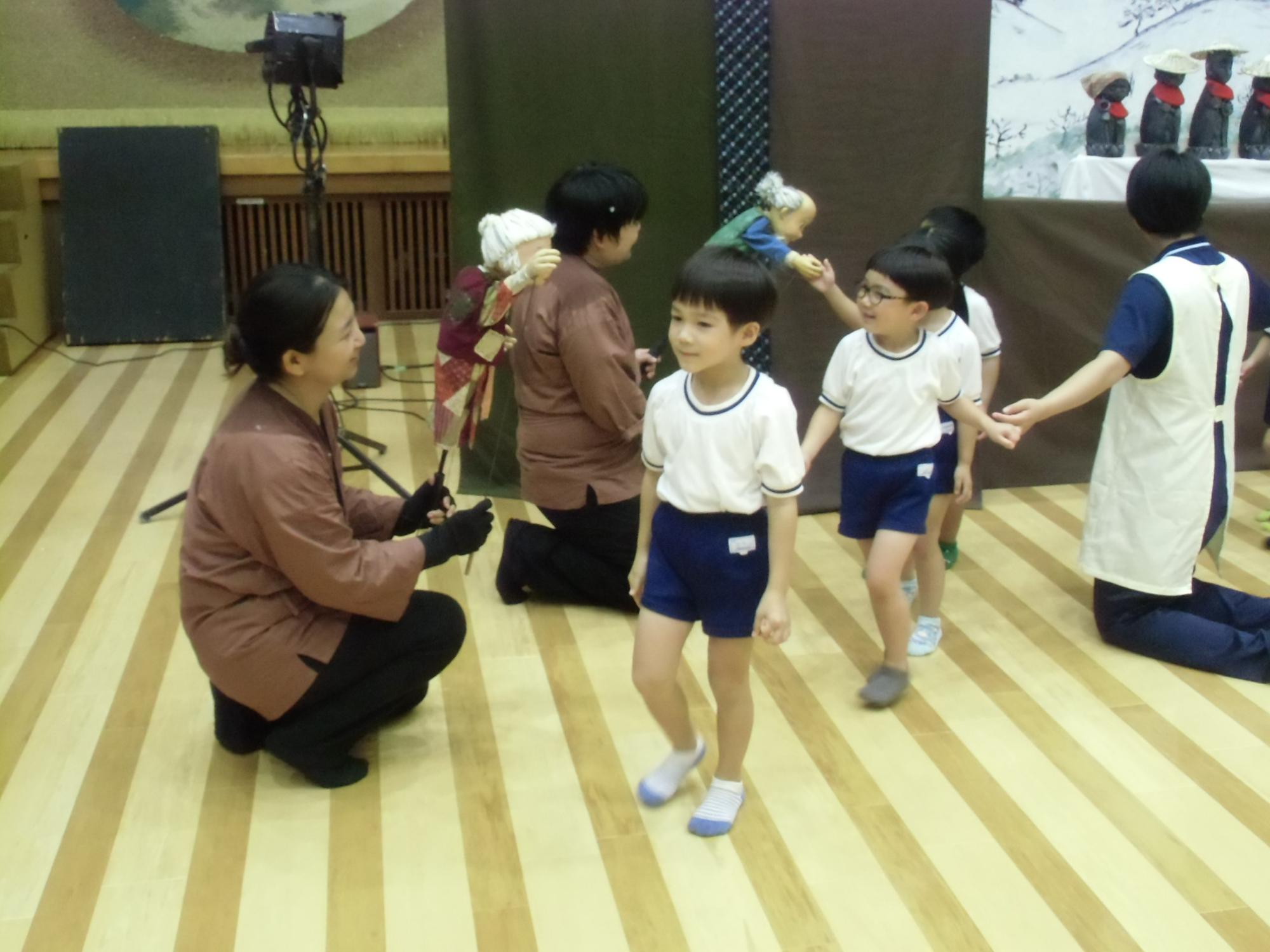 ハイタッチする様子