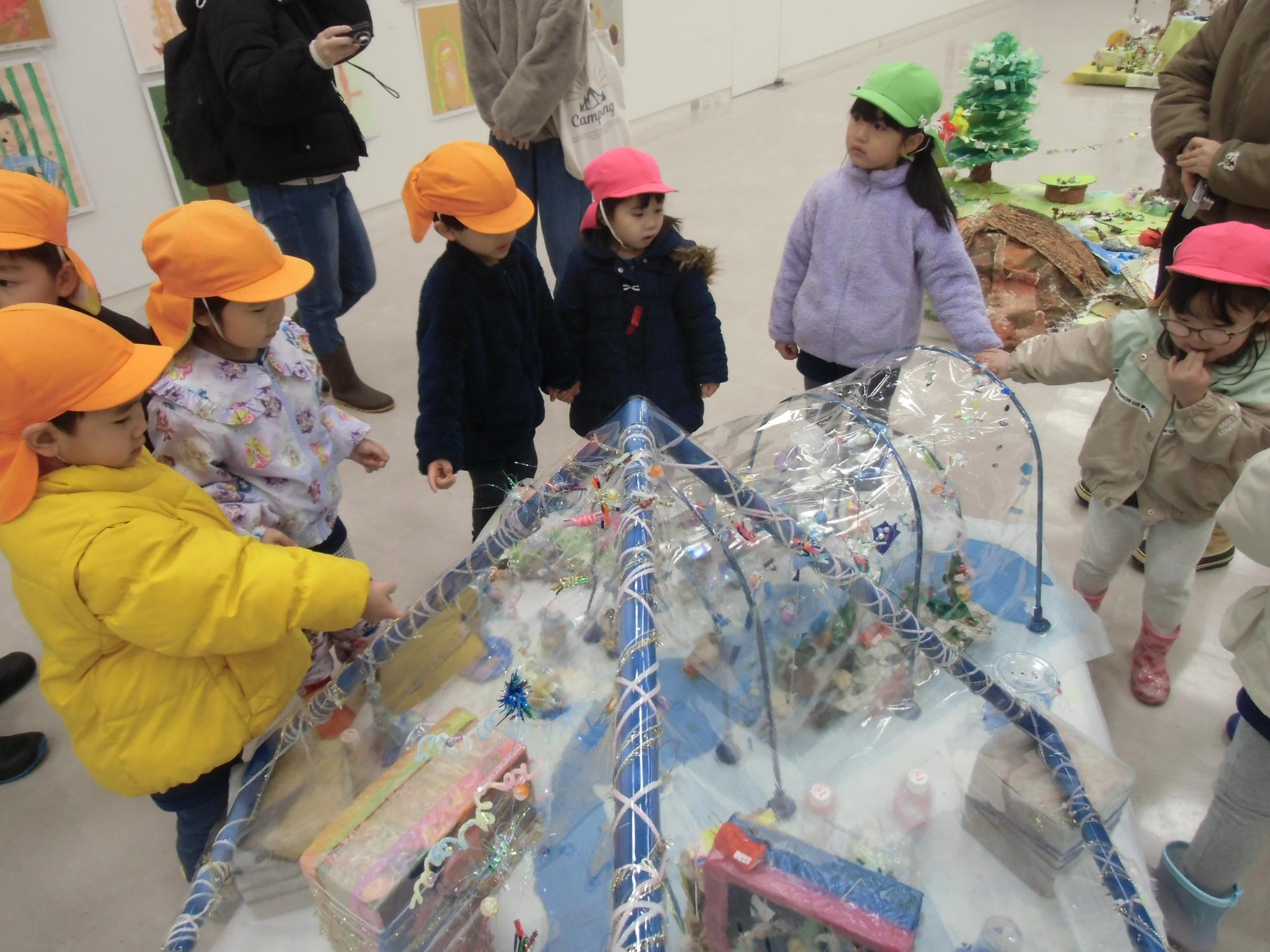 作品を見ている様子