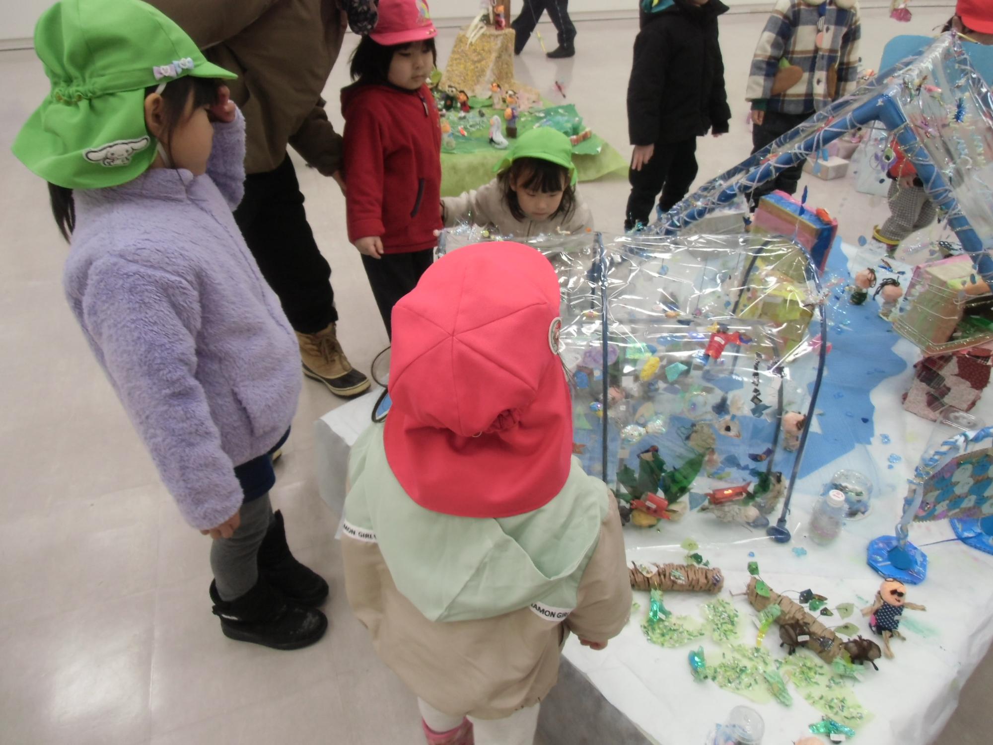 作品を楽しむ様子