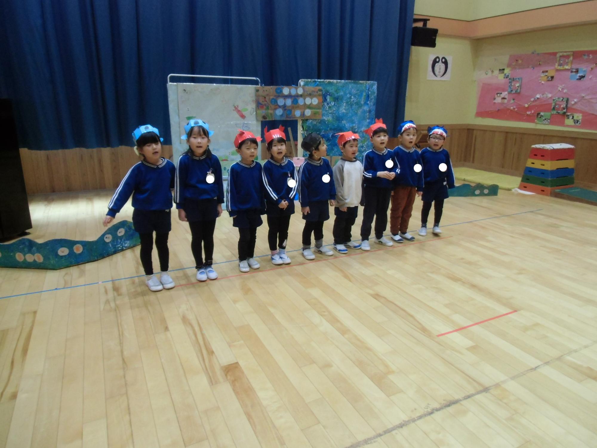 皆で挨拶する様子