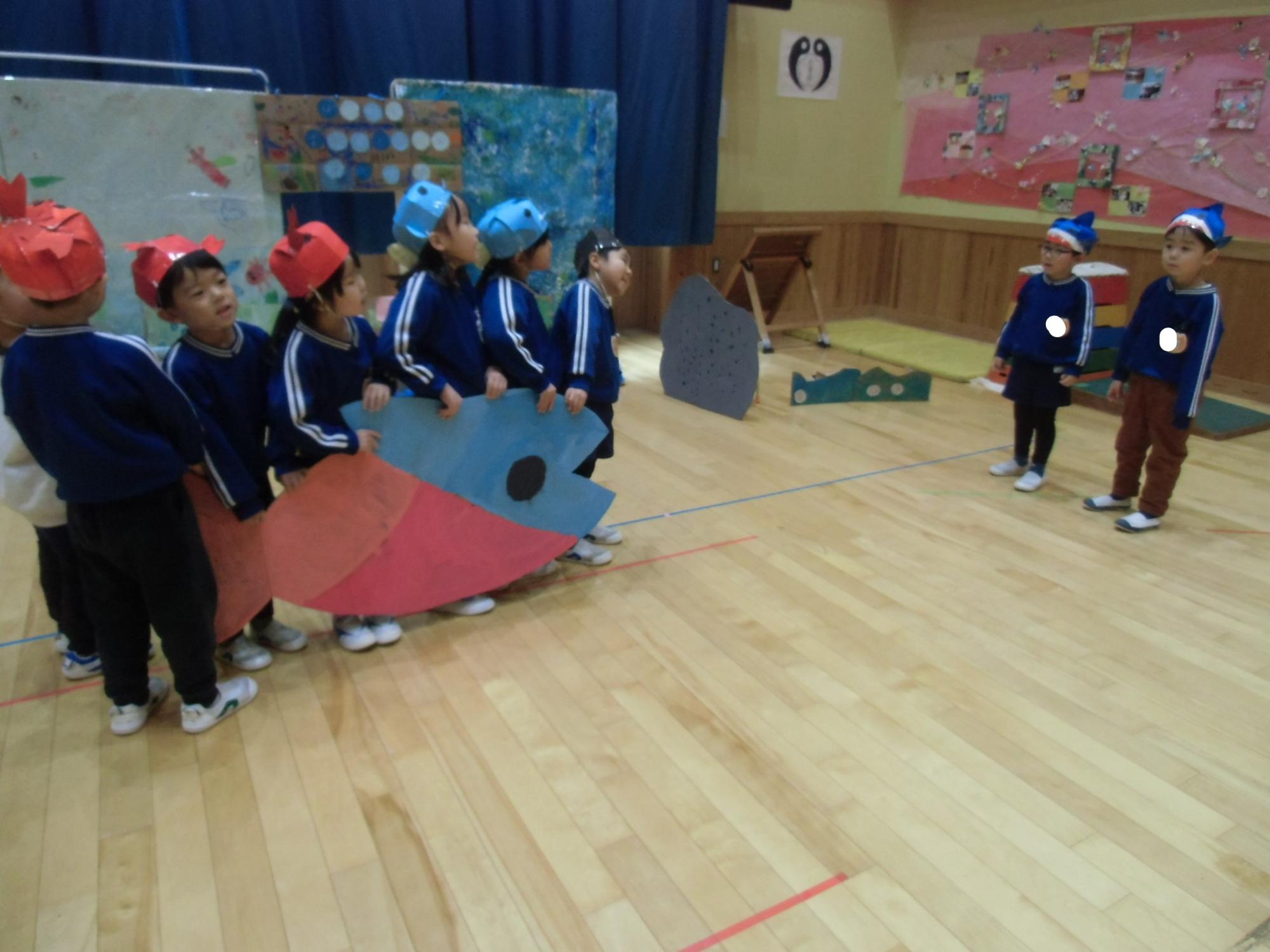 大きな魚を演じる様子