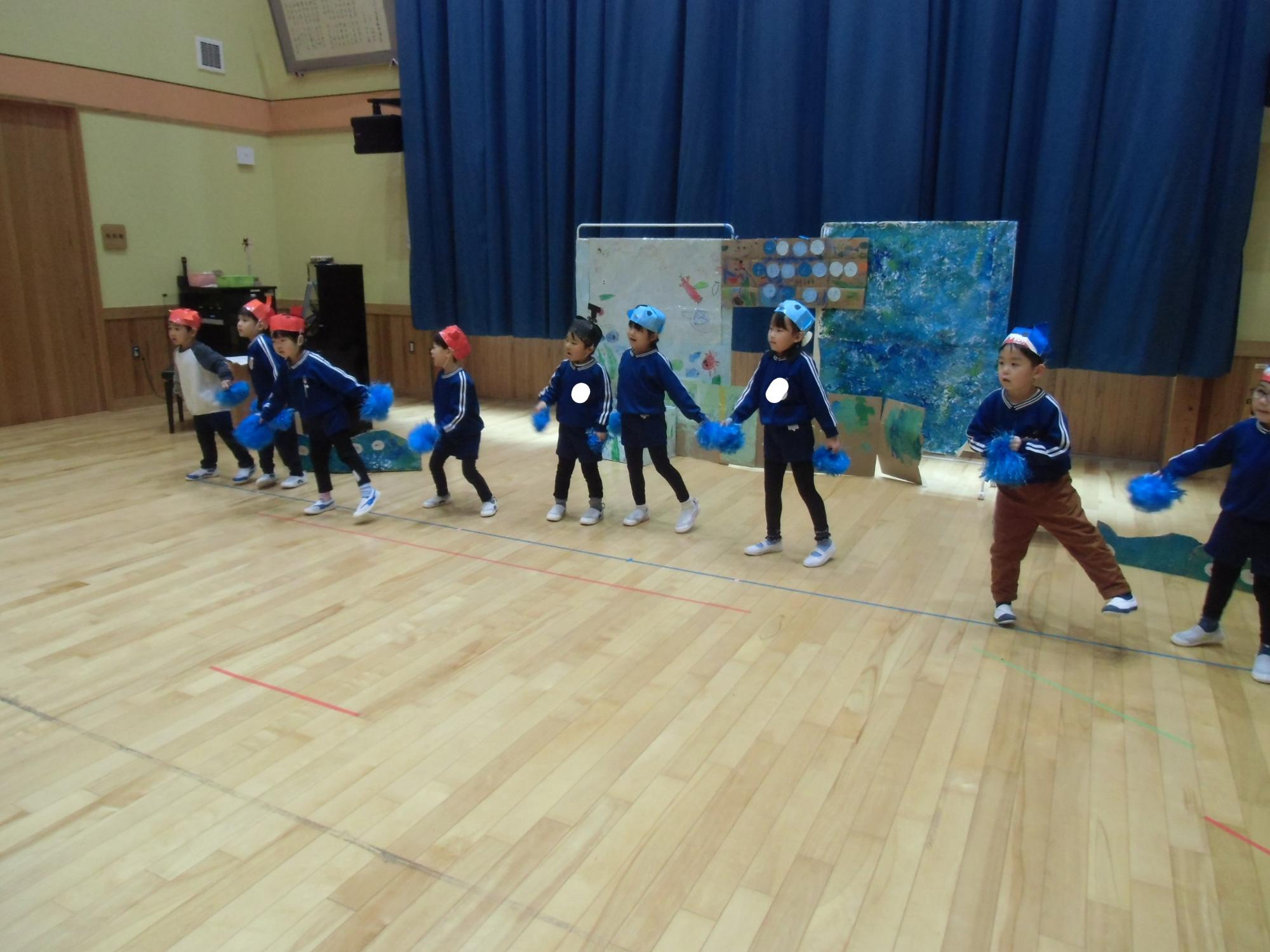 皆で踊っている様子