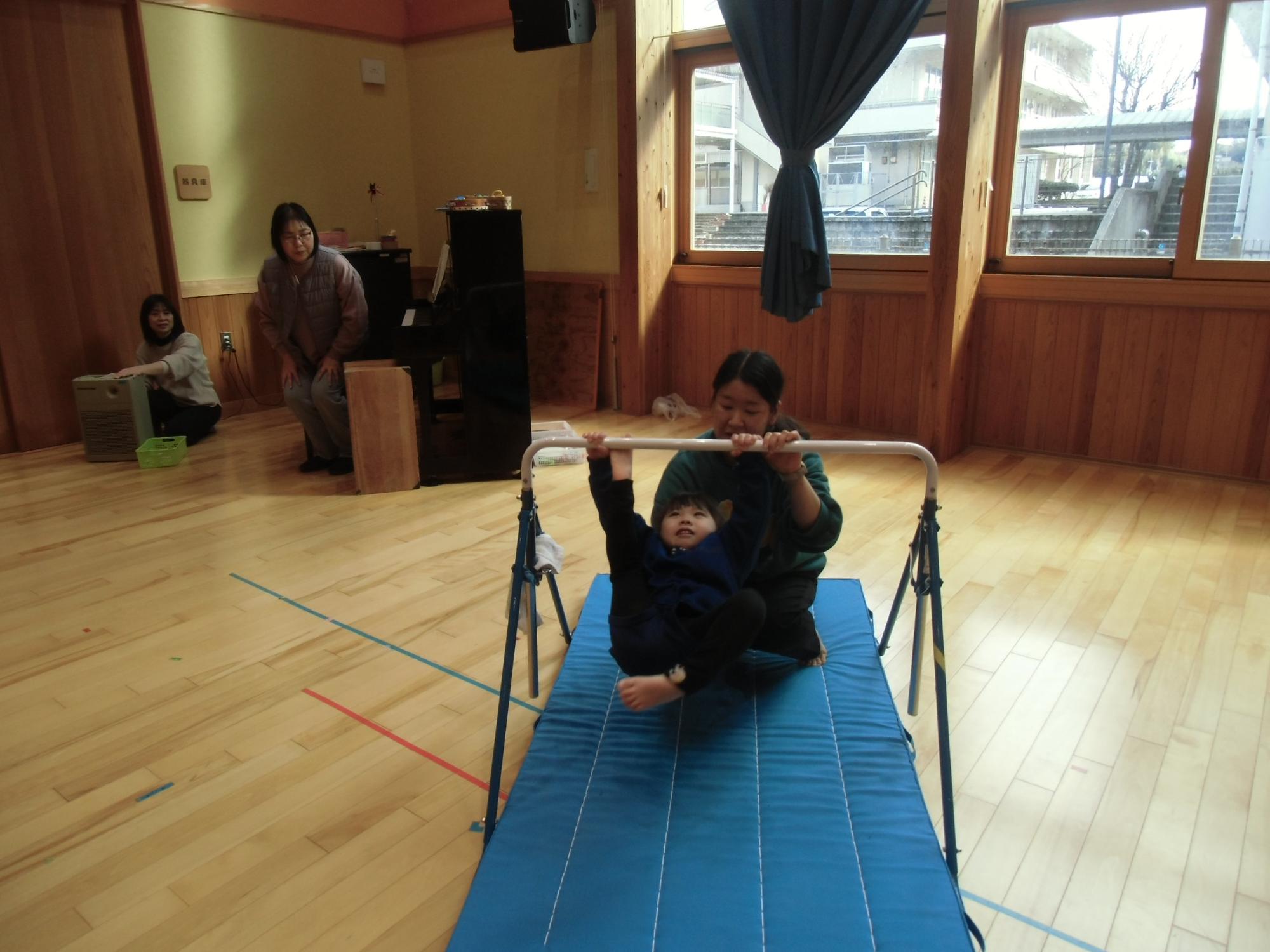 鉄棒を頑張る様子