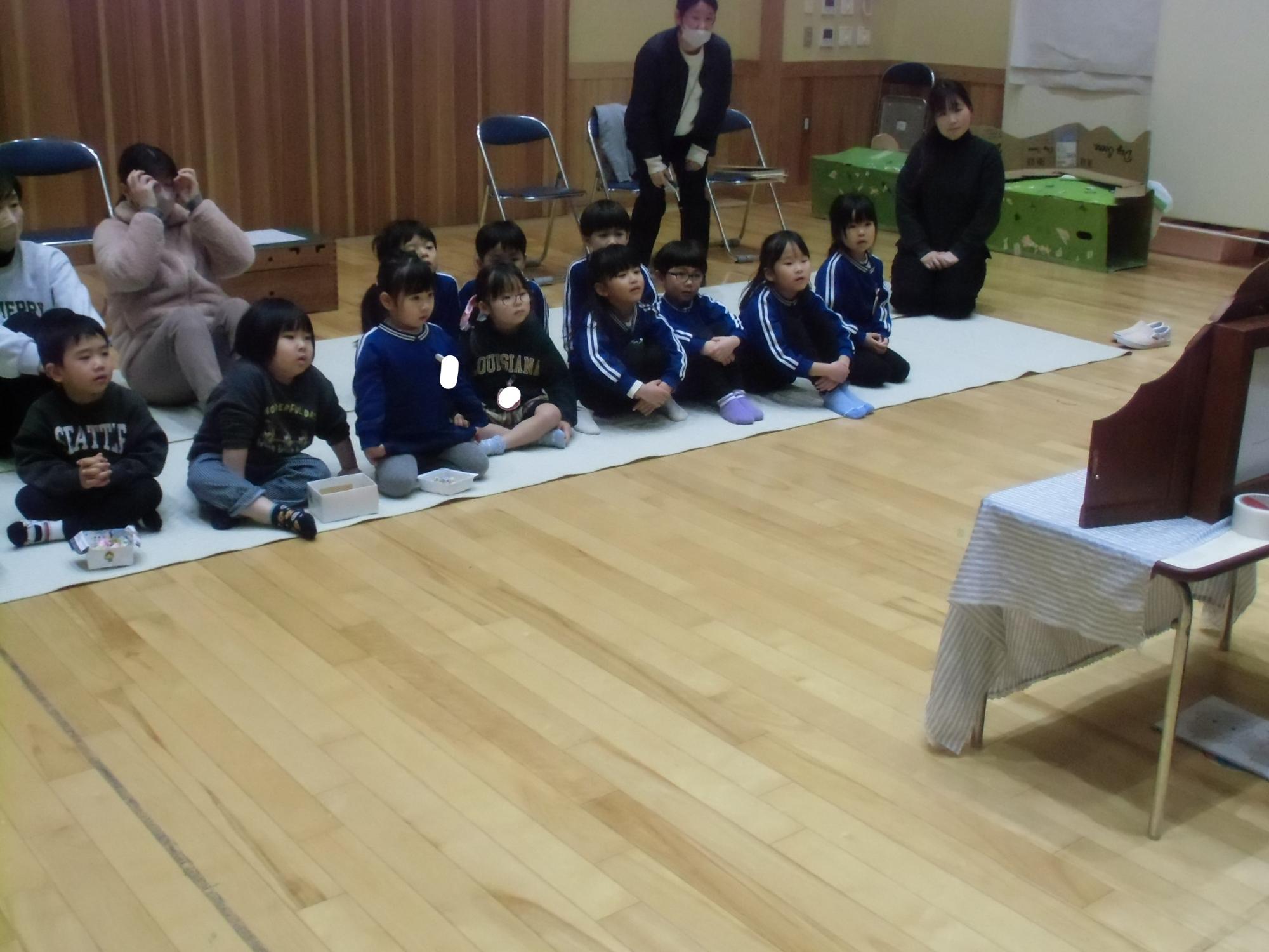 節分の紙芝居を見る様子