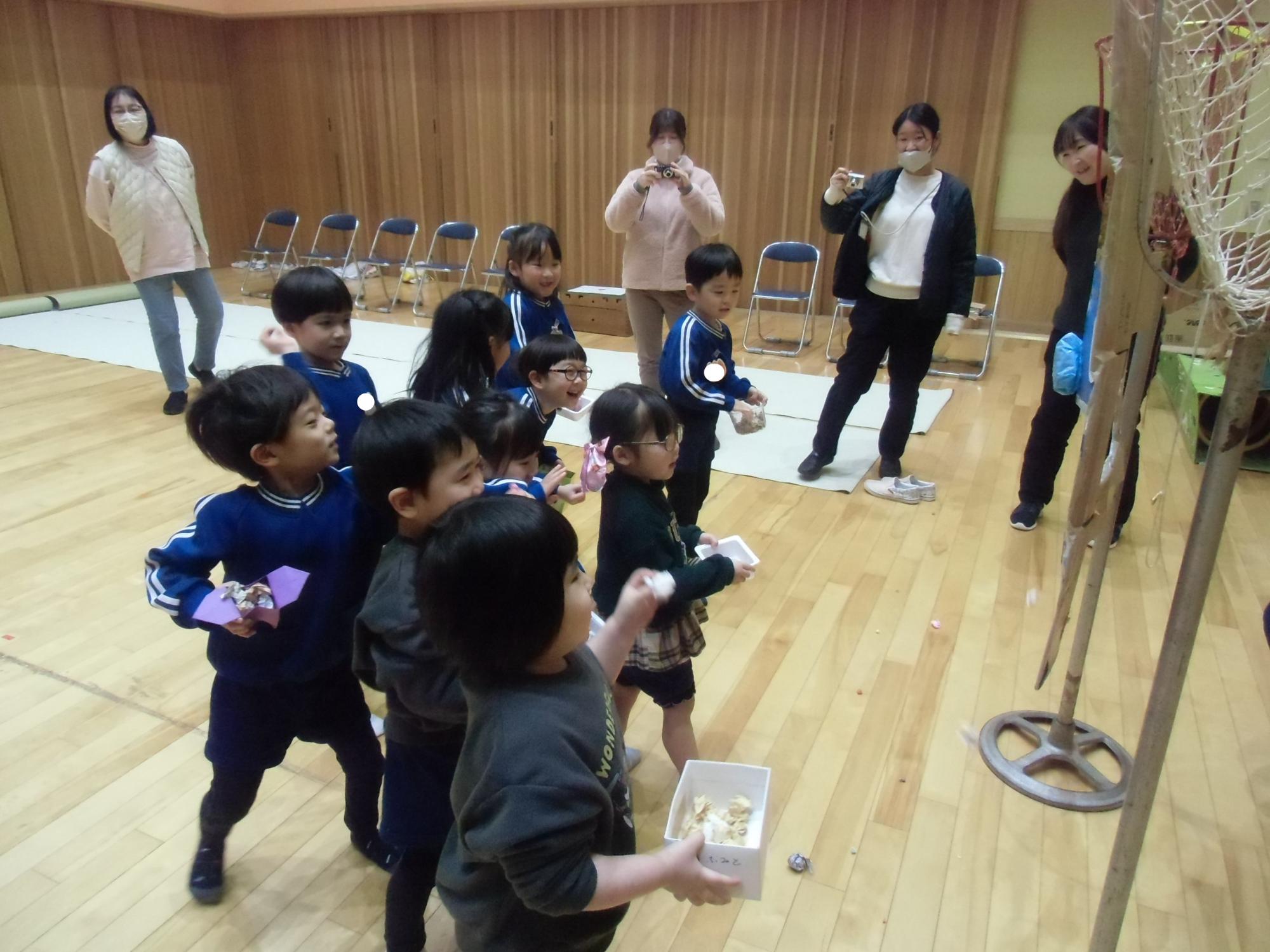 豆まきをする様子