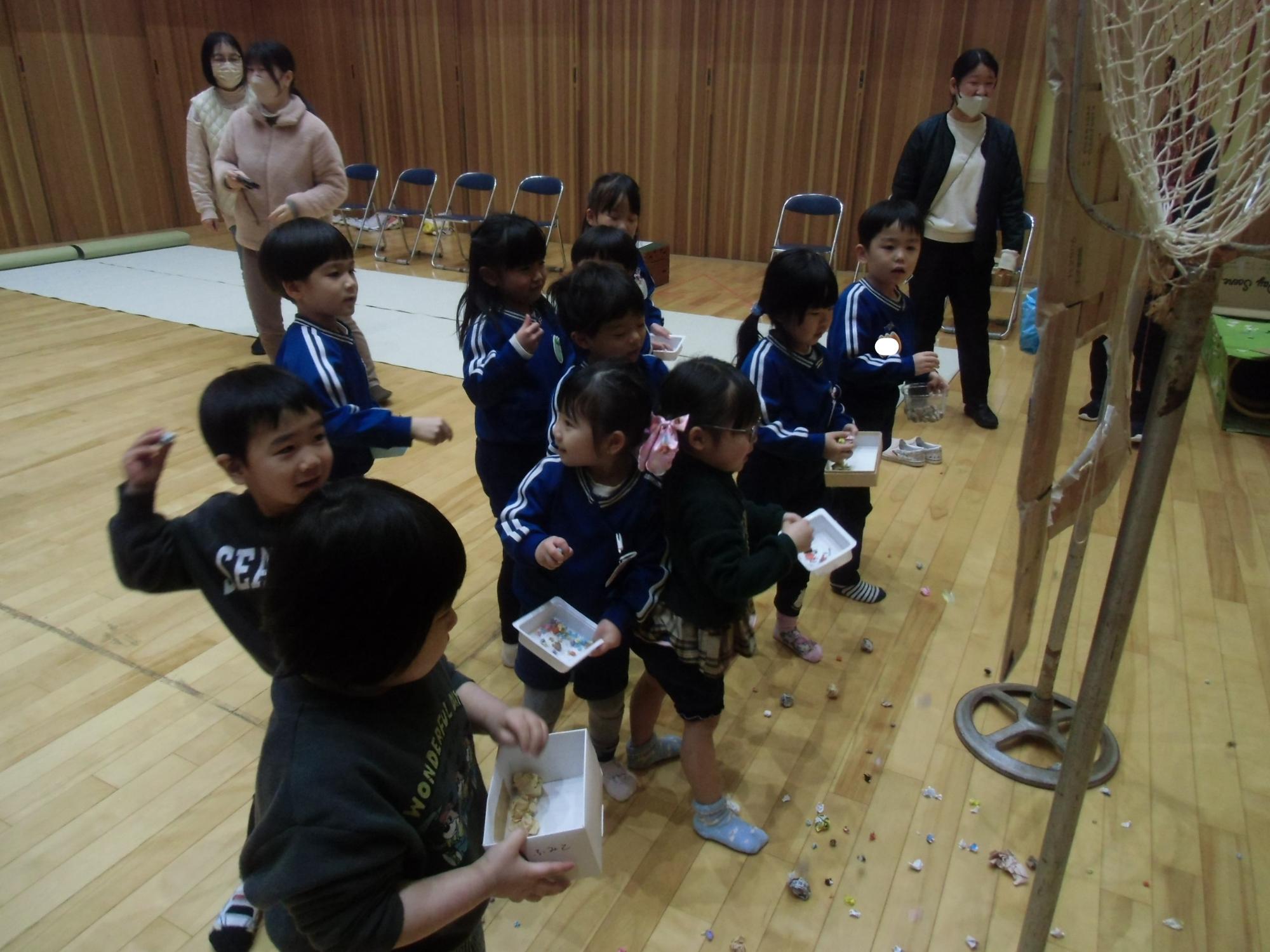 豆で鬼を退治する様子