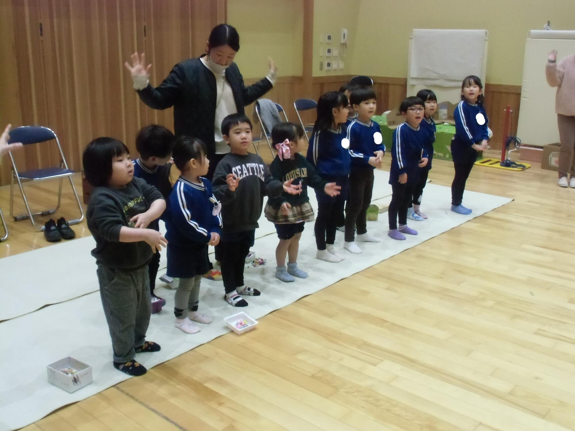 鬼は外の歌を歌う様子