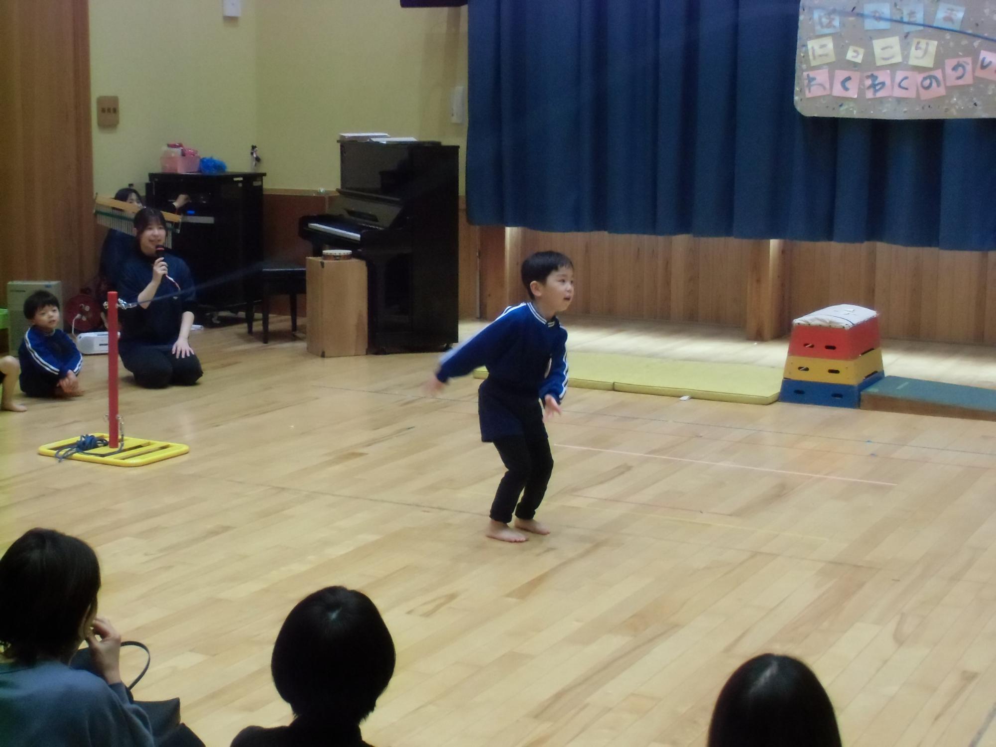 縄跳びを頑張る様子