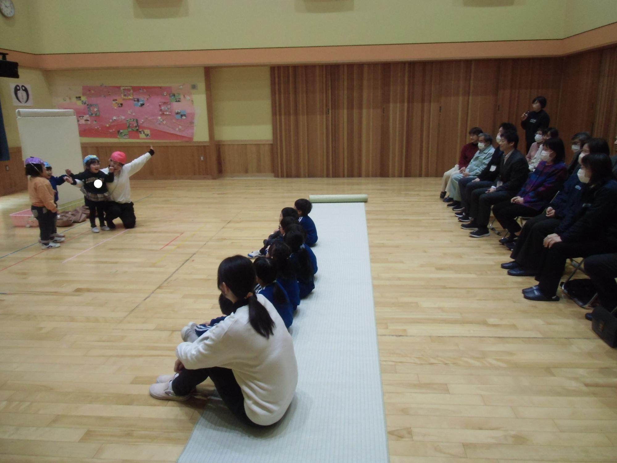 うさぎ組の劇を見る様子