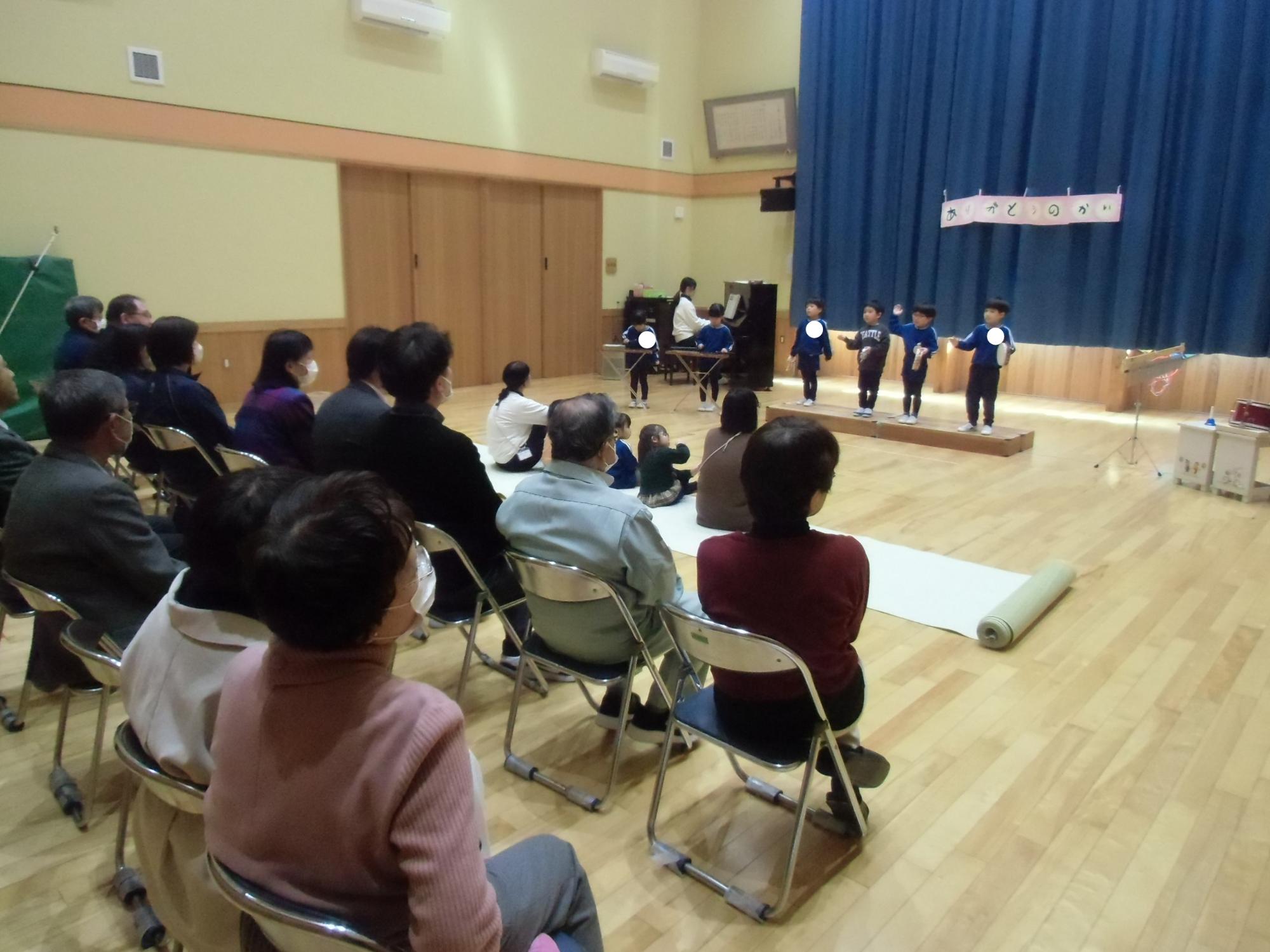ぱんだ組の合奏を見る様子