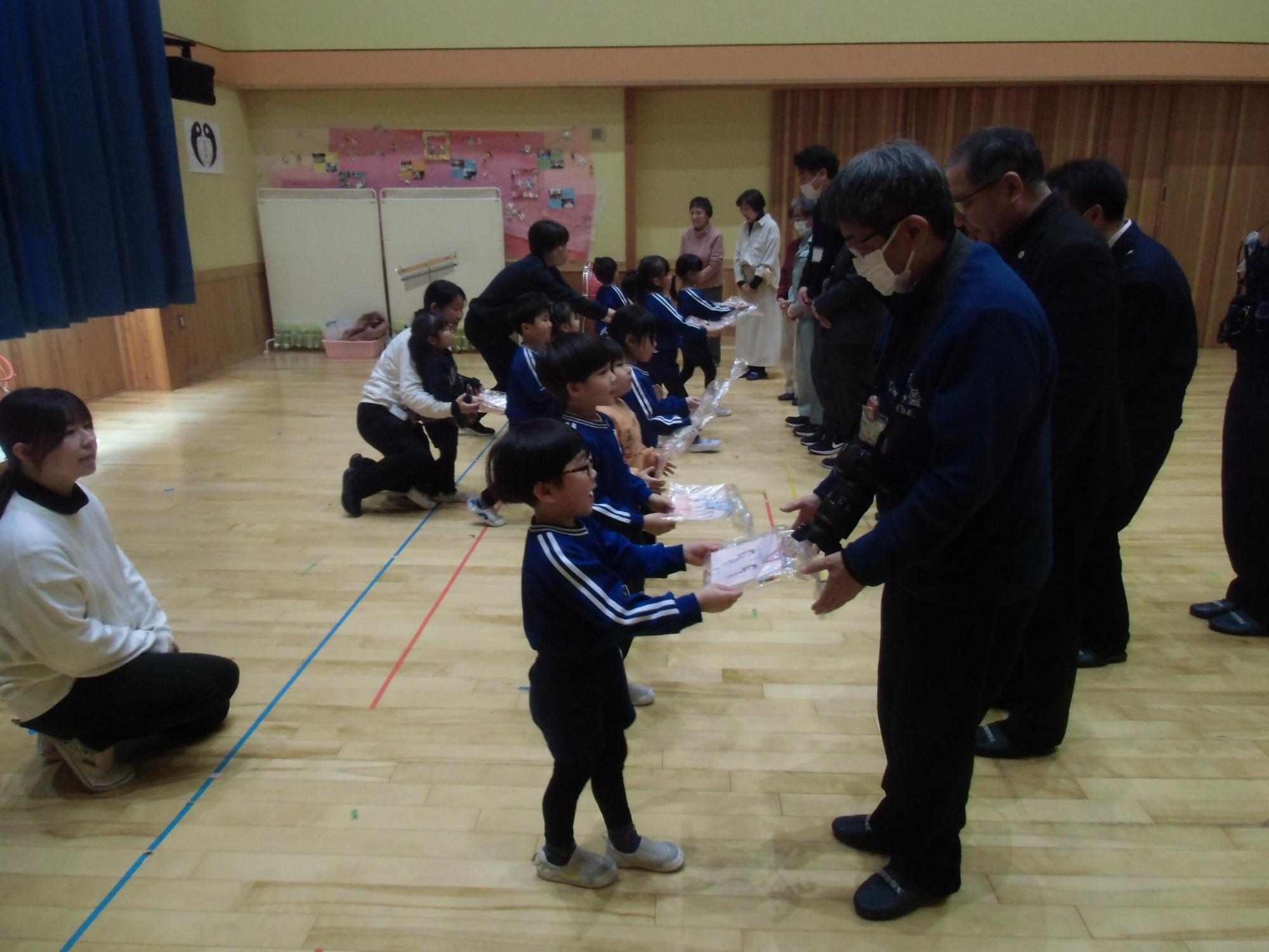 プレゼント渡しの様子