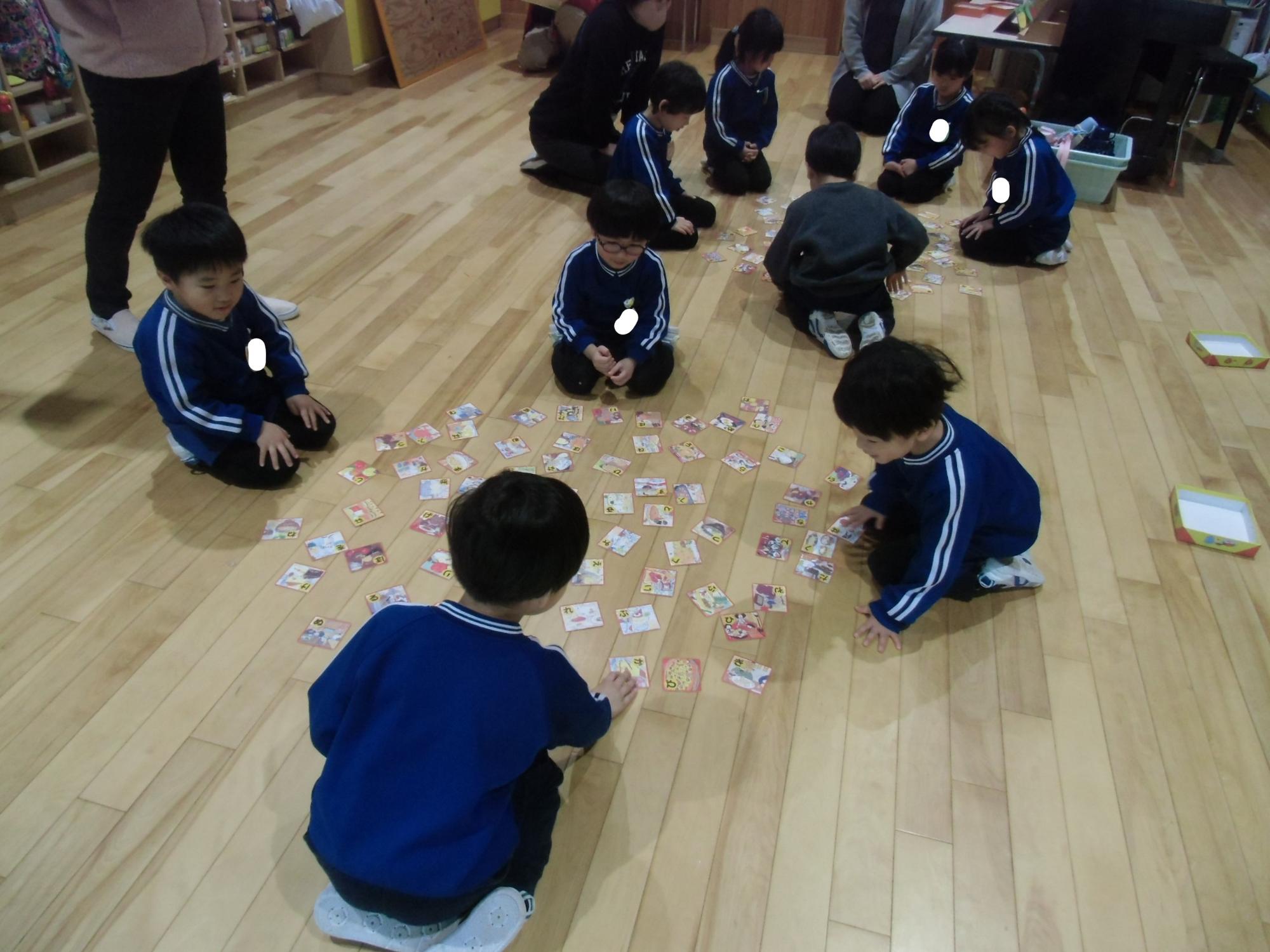 カルタ遊びをする様子