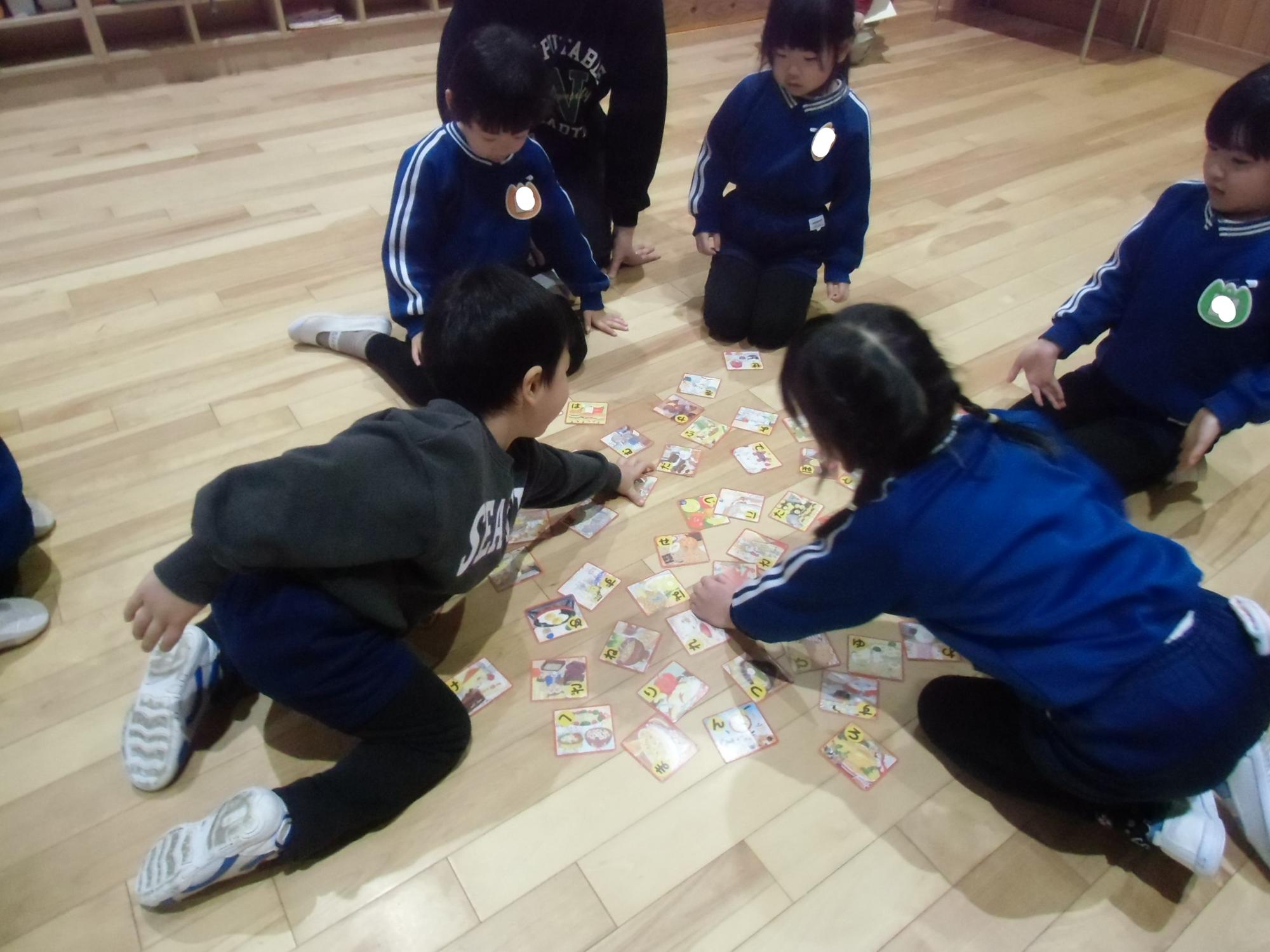 元気よくカルタをとる様子