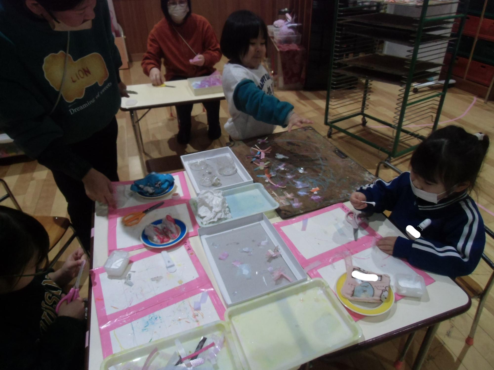 製作活動に励む様子