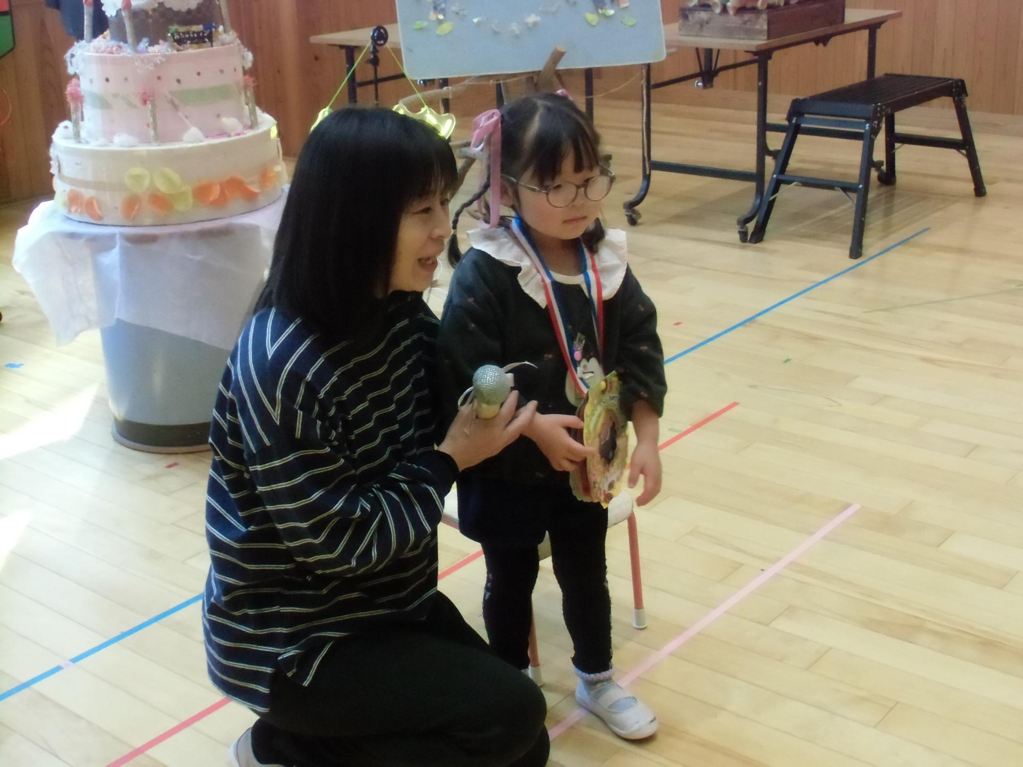 メダルをかけてもらう様子