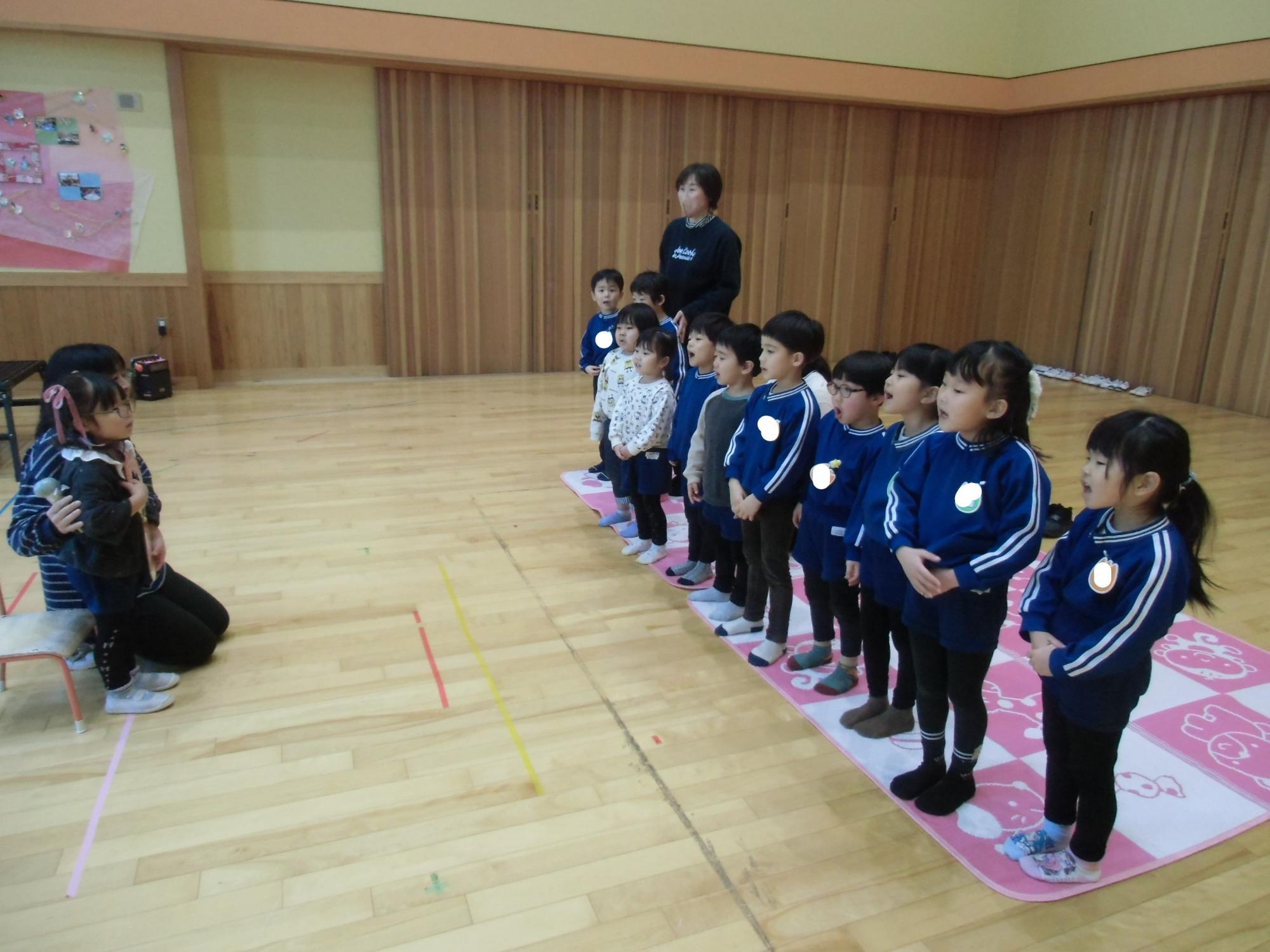 皆で歌をプレゼントする様子