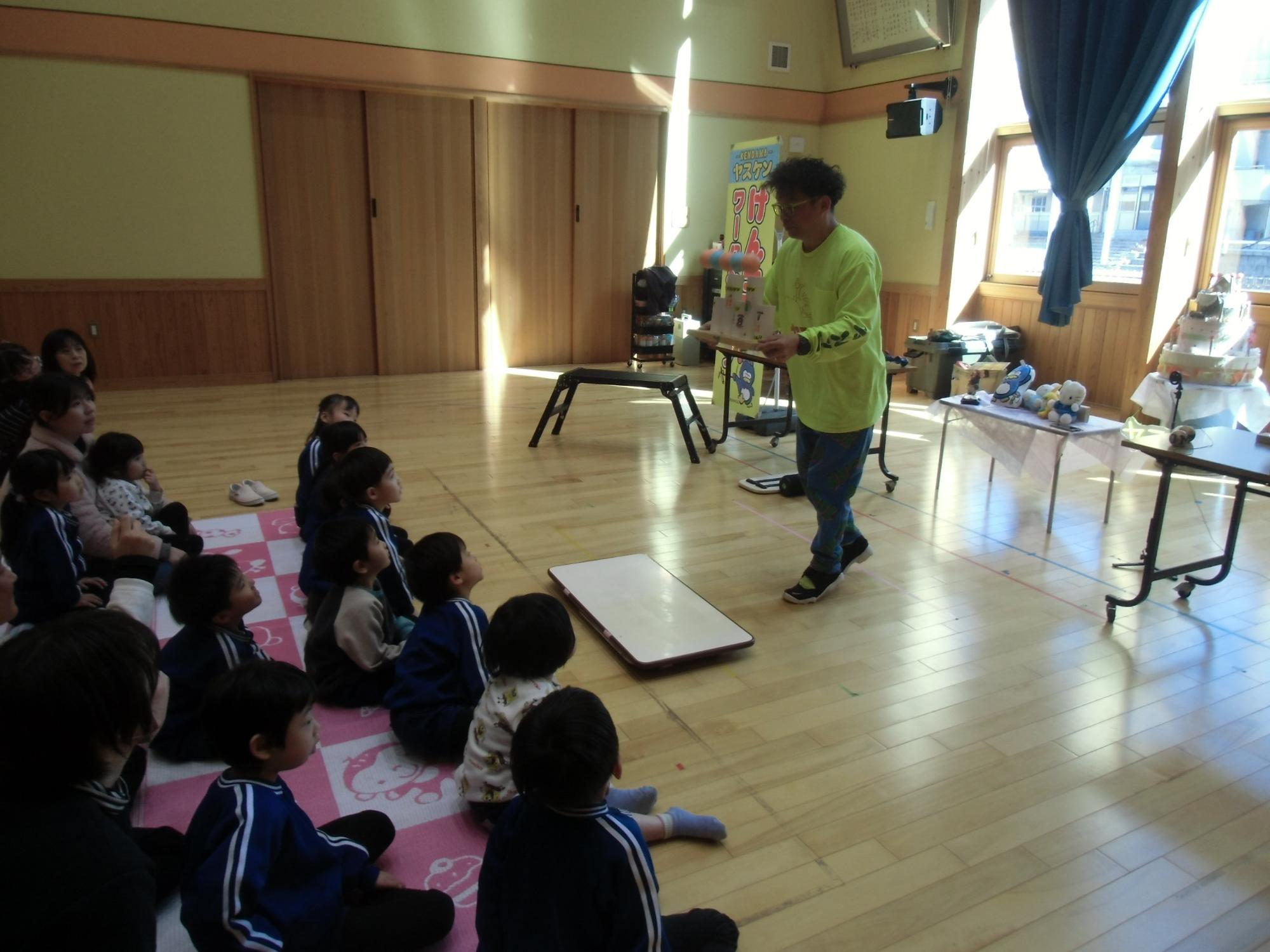 けん玉の技を見る様子