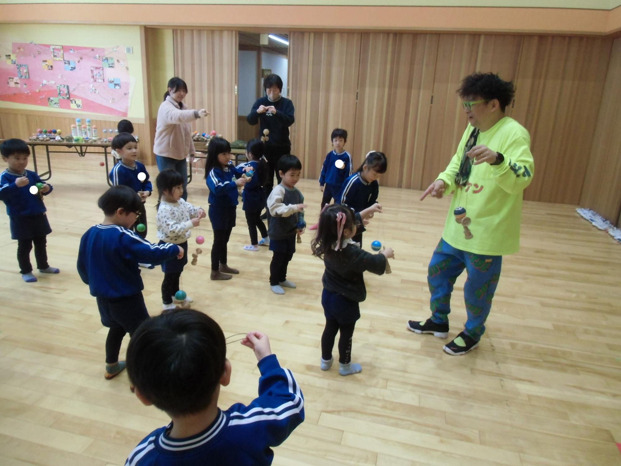 けん玉に挑戦する様子