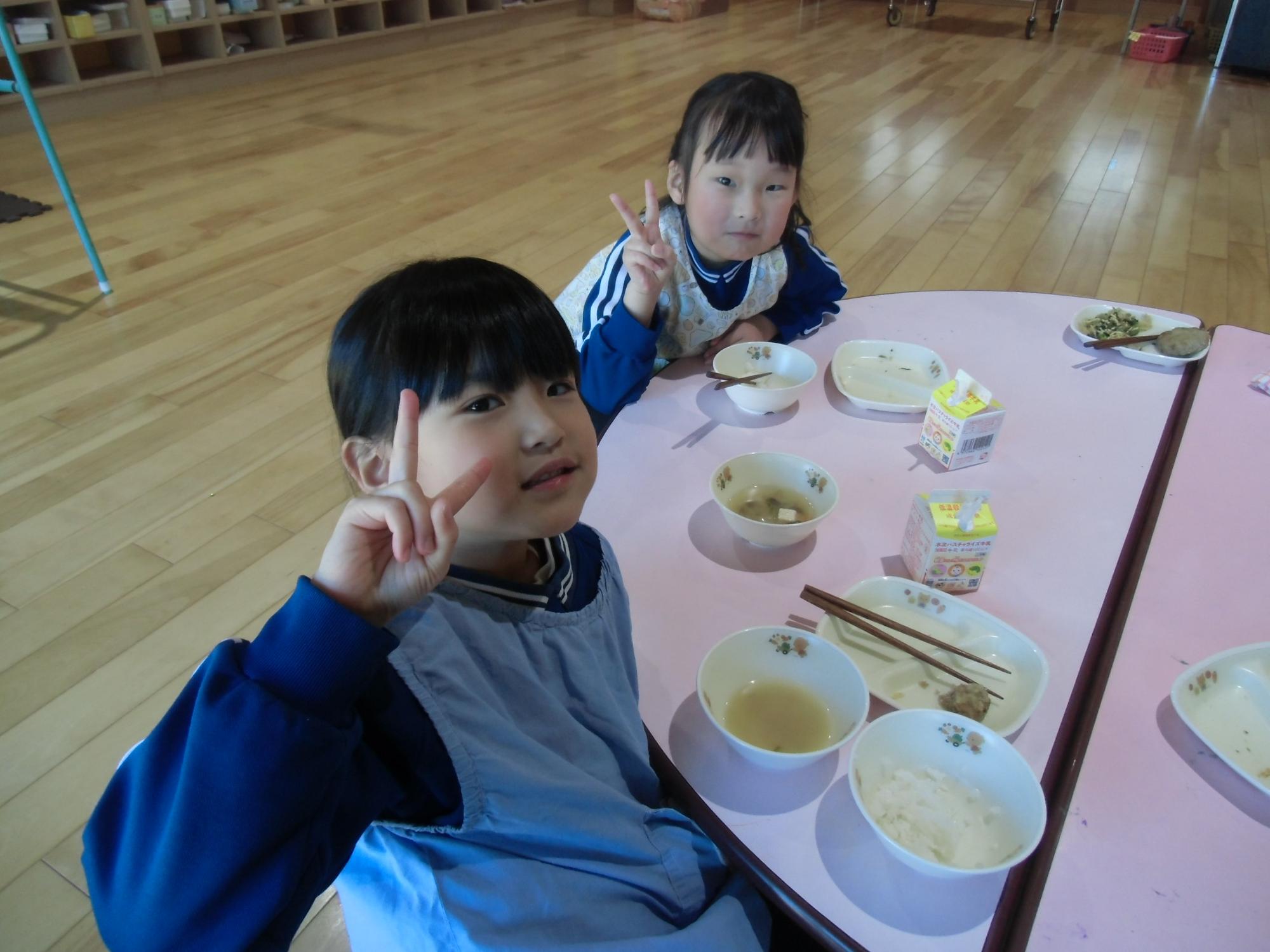 給食を食べるきりん組の様子