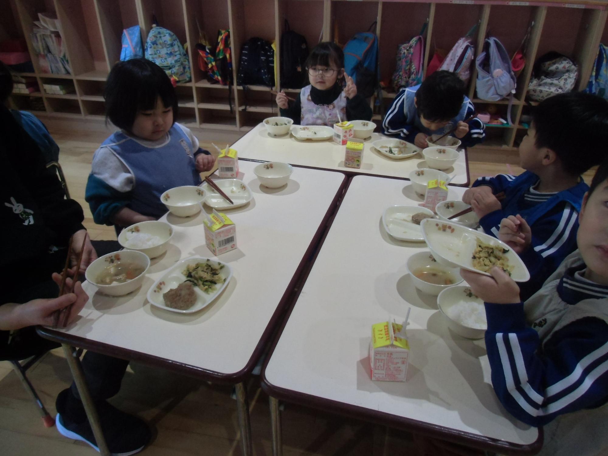 給食を食べるうさぎ組の様子