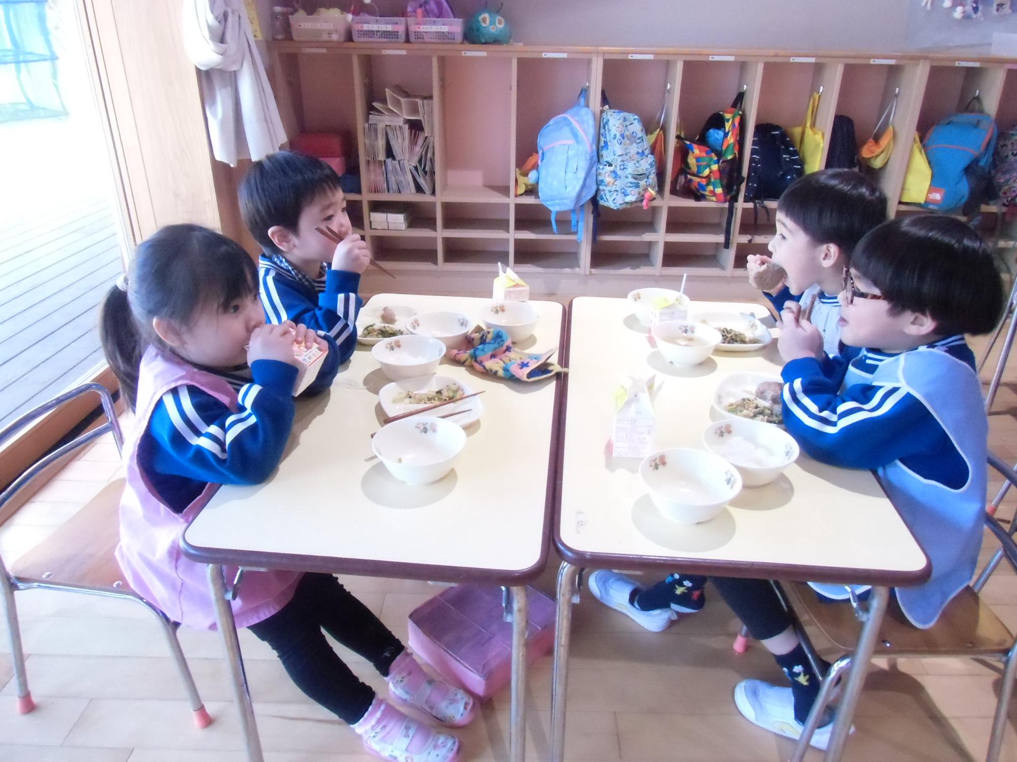 給食を食べるぱんだ組さんの様子