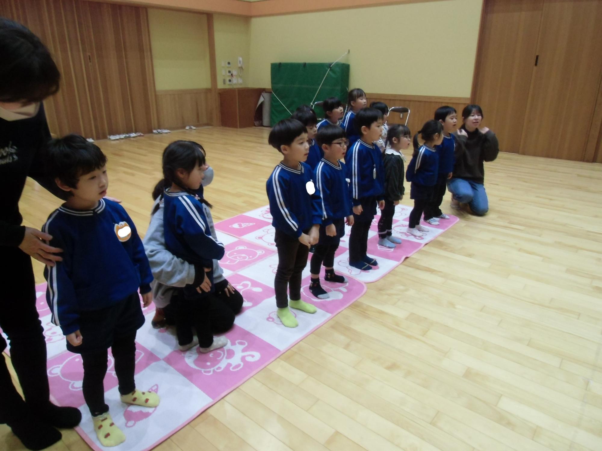 ひな祭りの歌を歌う園児