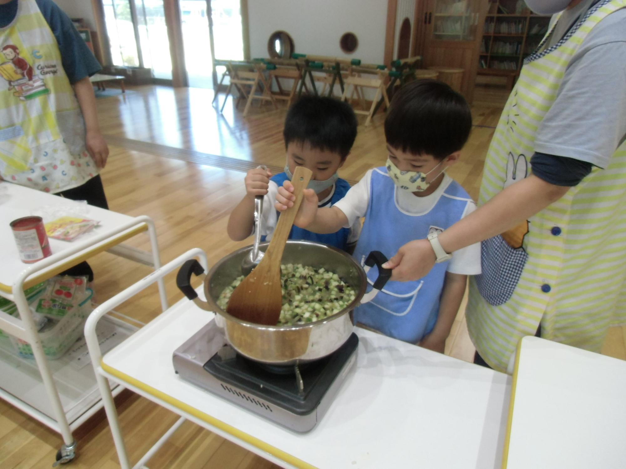 スープを混ぜる様子