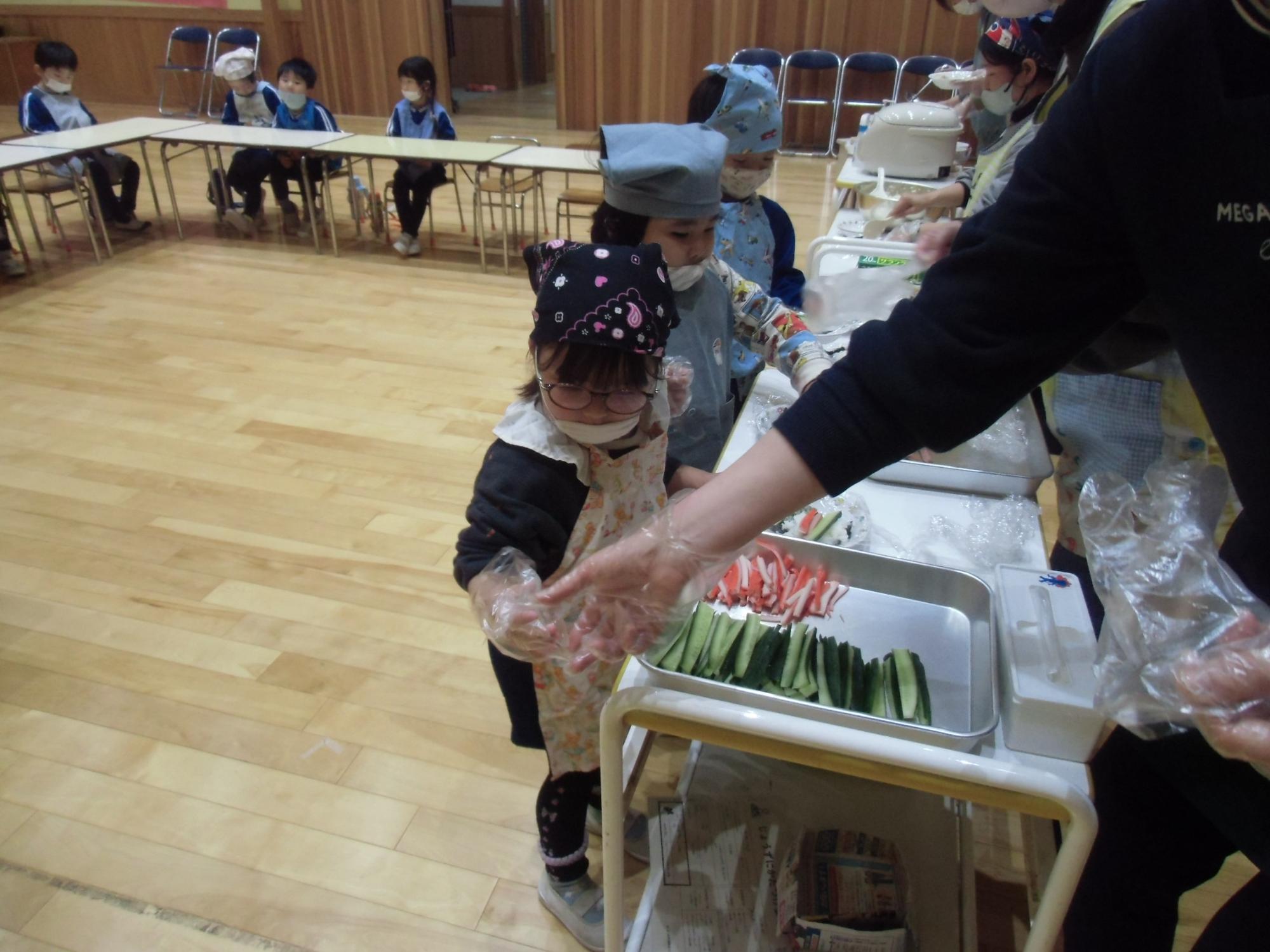 手巻きずしを作る様子