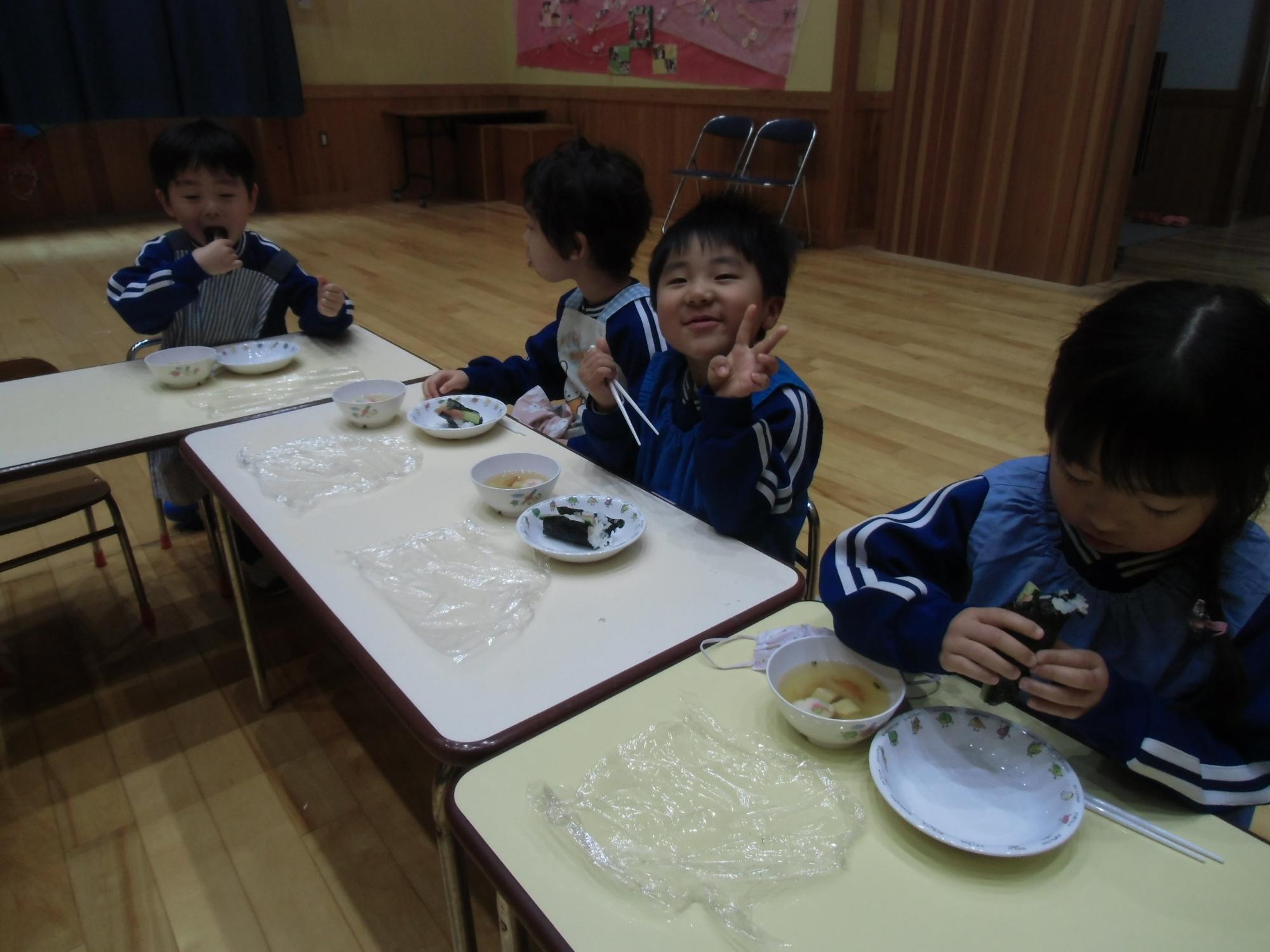 美味しく食べるこどもの様子