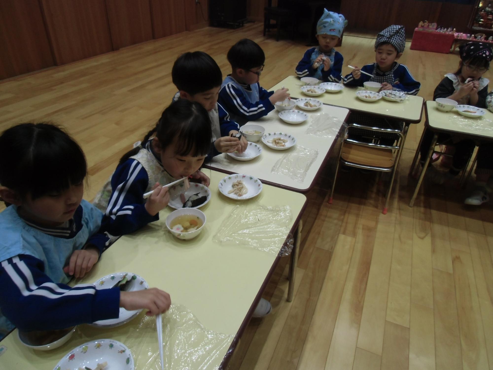 お腹いっぱいの様子