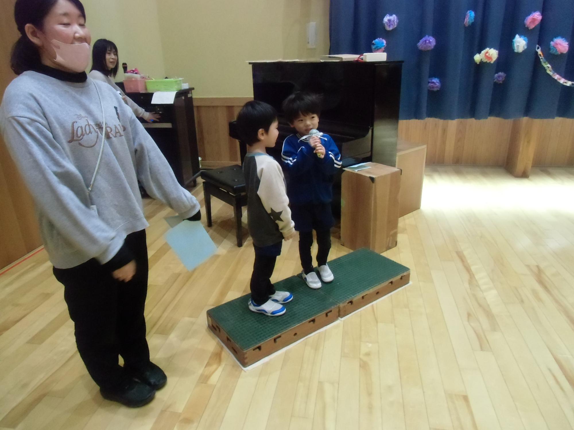 司会をするこども達